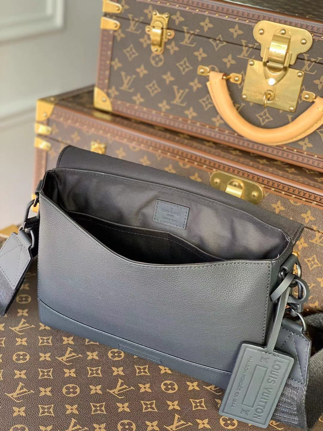 LOU AEROGRAM MESSENGER BAG