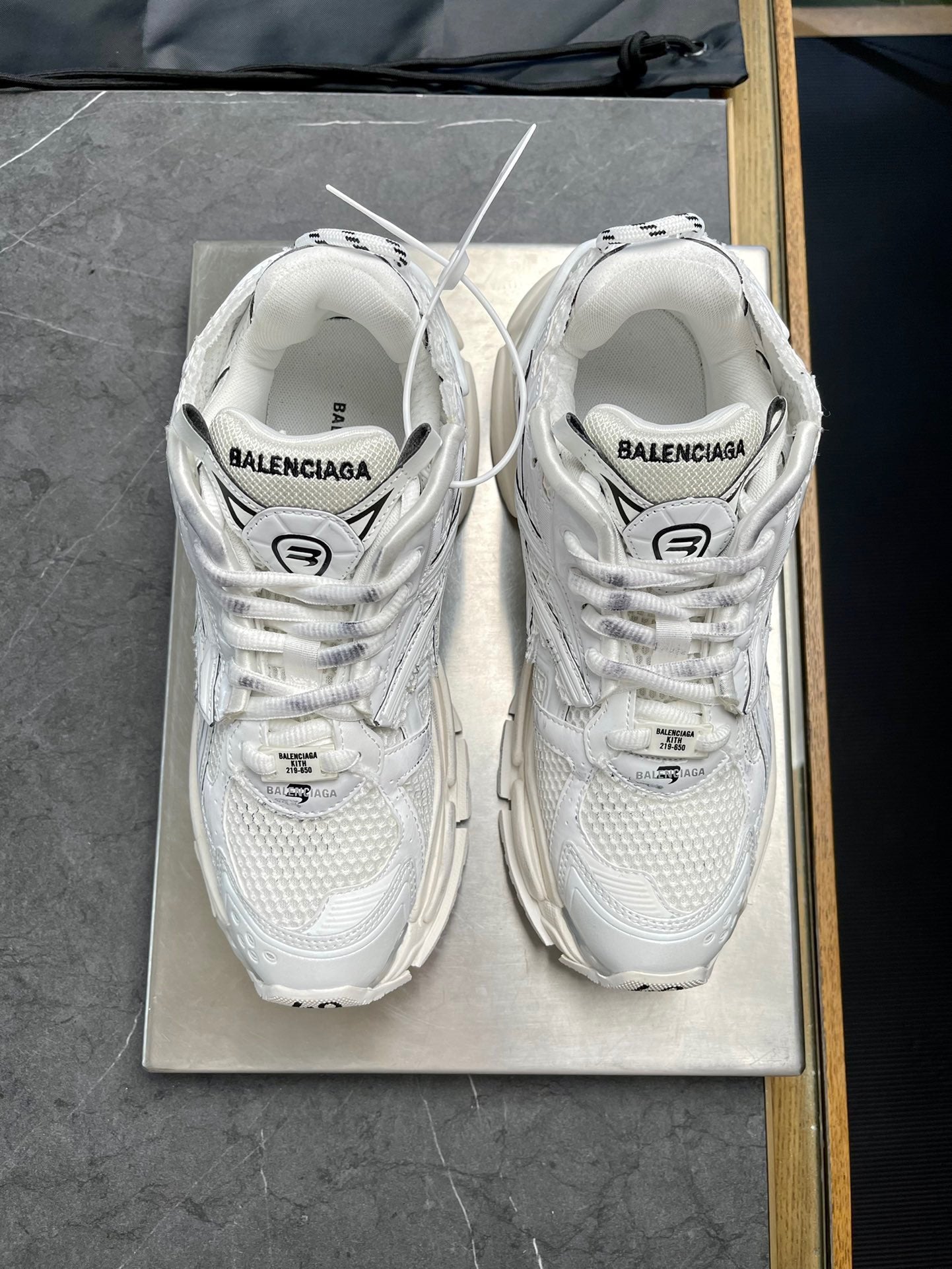 BAL RUNNER TRAINERS