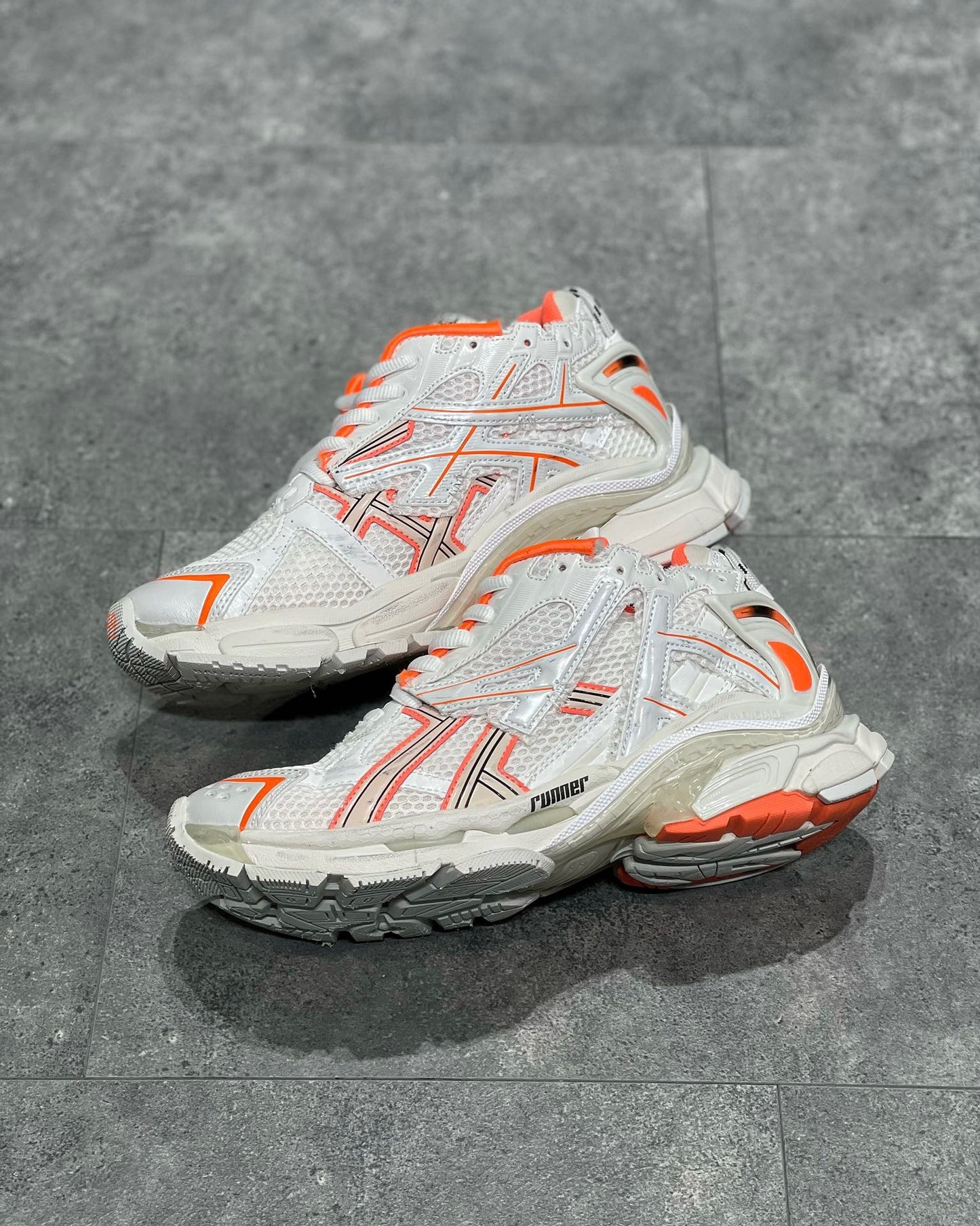 BAL RUNNER TRAINERS