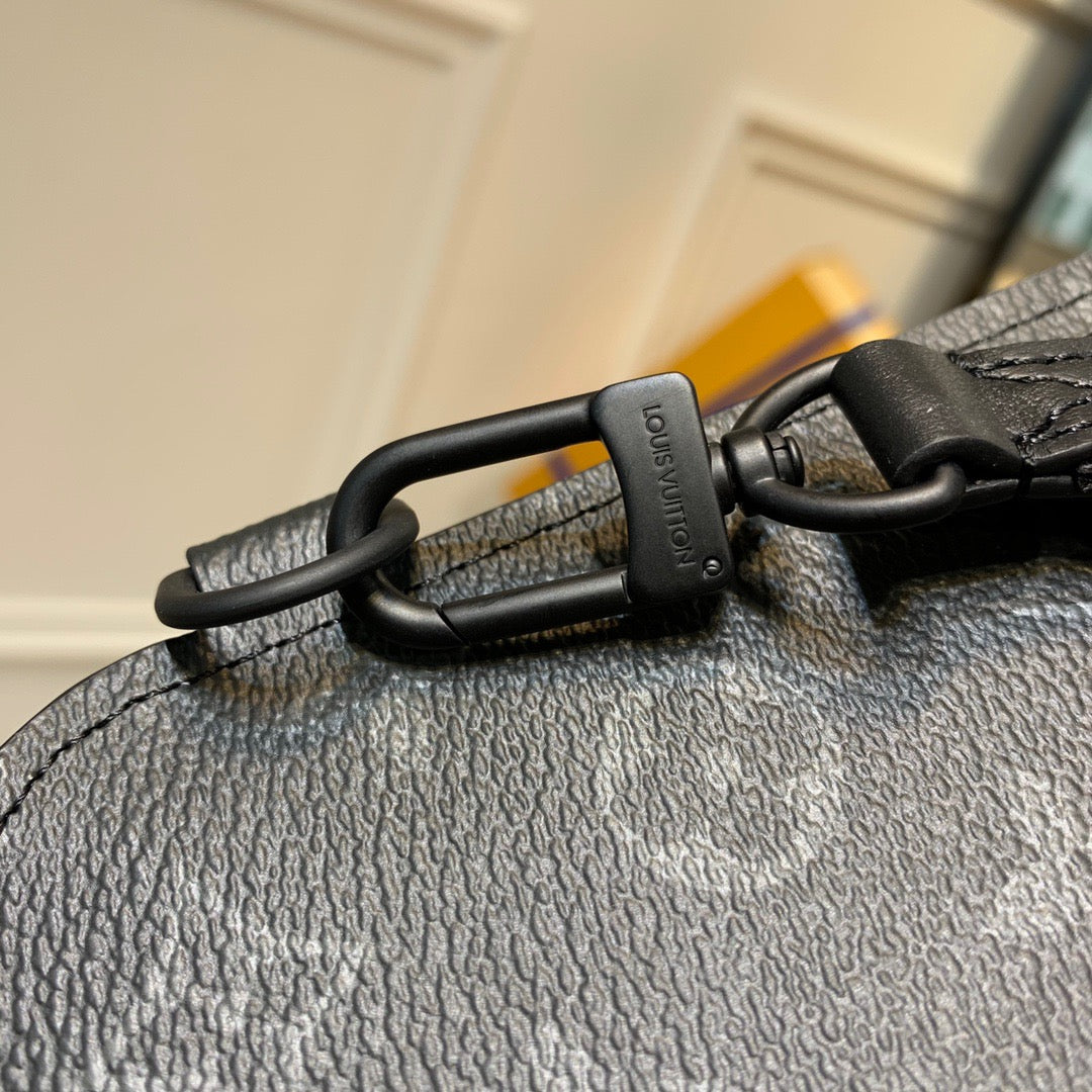 LOU SAUMUR SLINGBAG