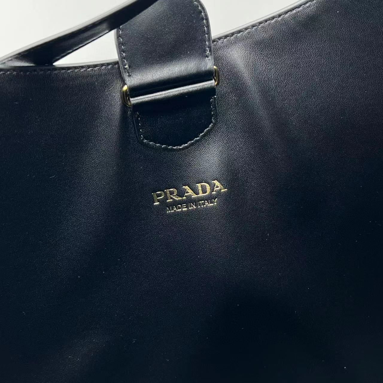 PD Large leather shoulder bag with topstitching