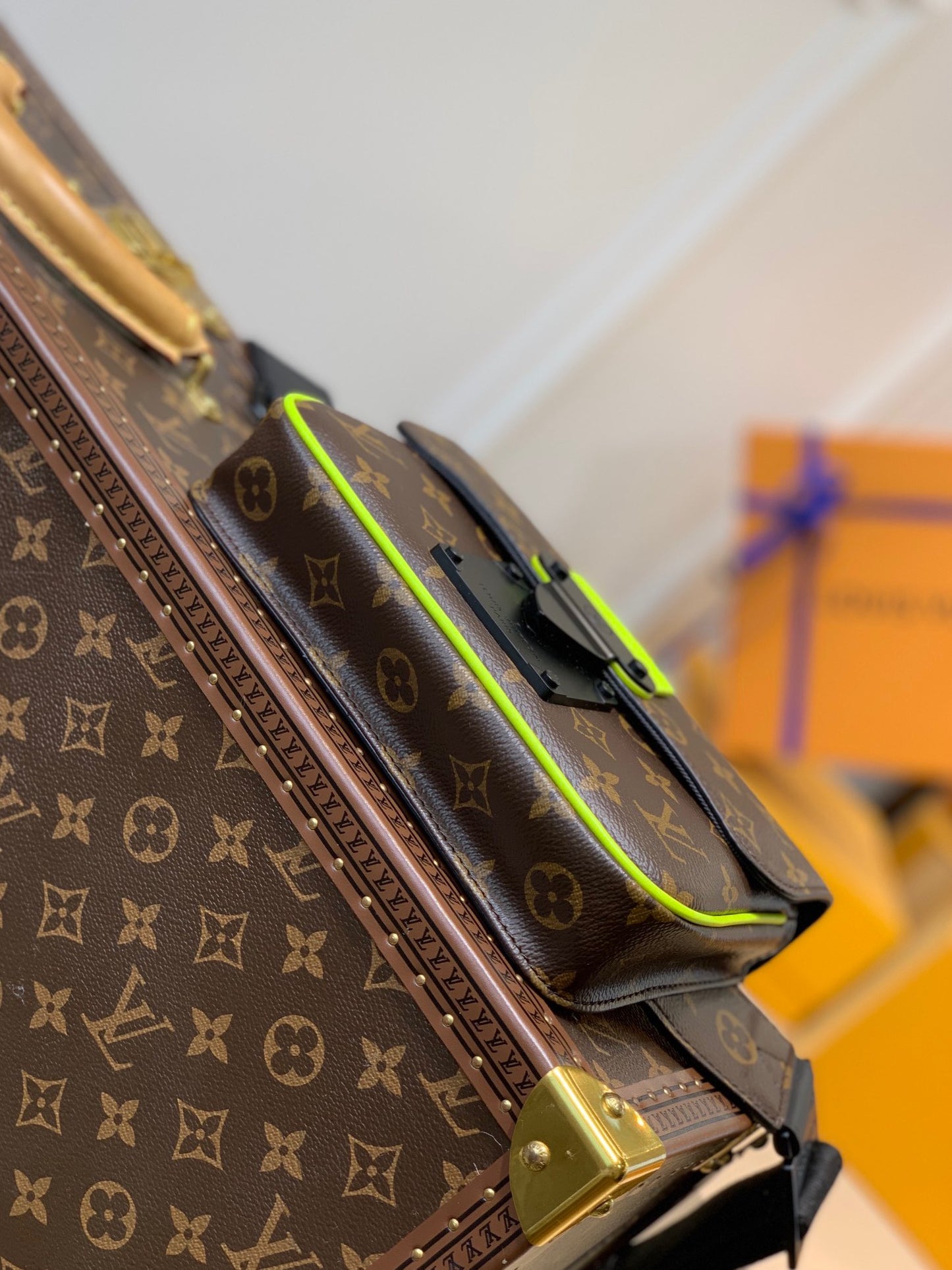 LOU S LOCK SLING BAG