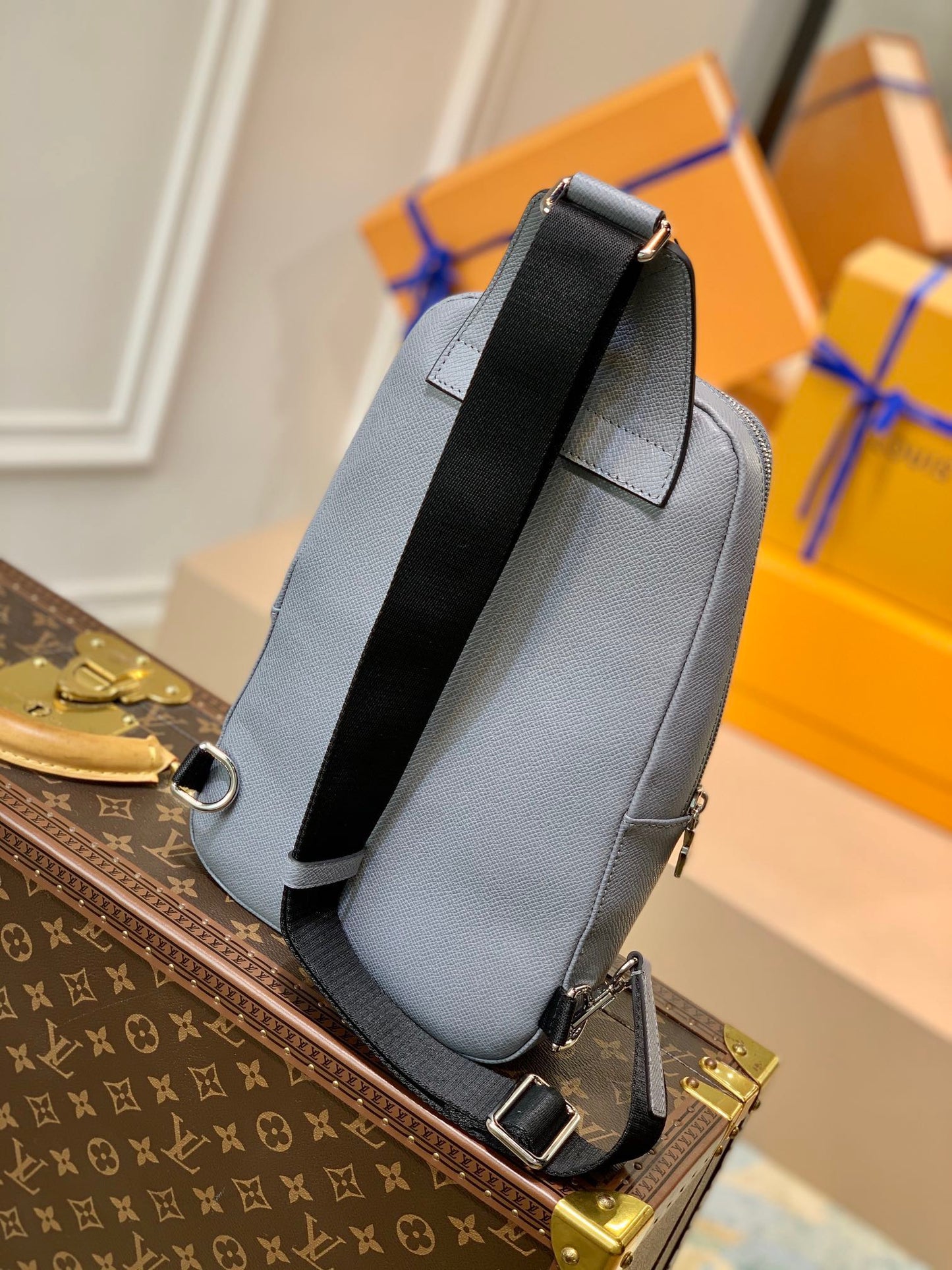 LOU AVENUE SLING BAG