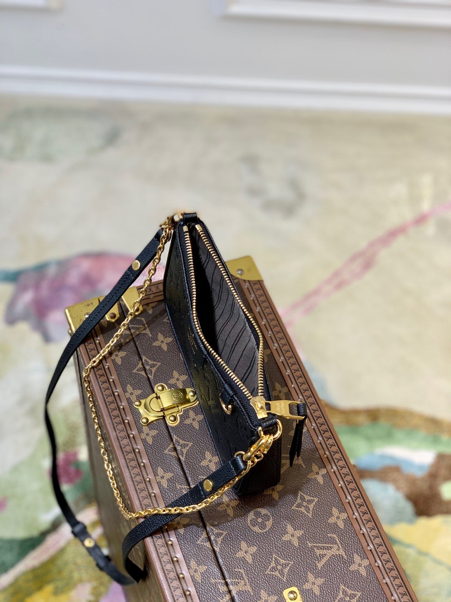 LOU EASY POUCH ON STRAP