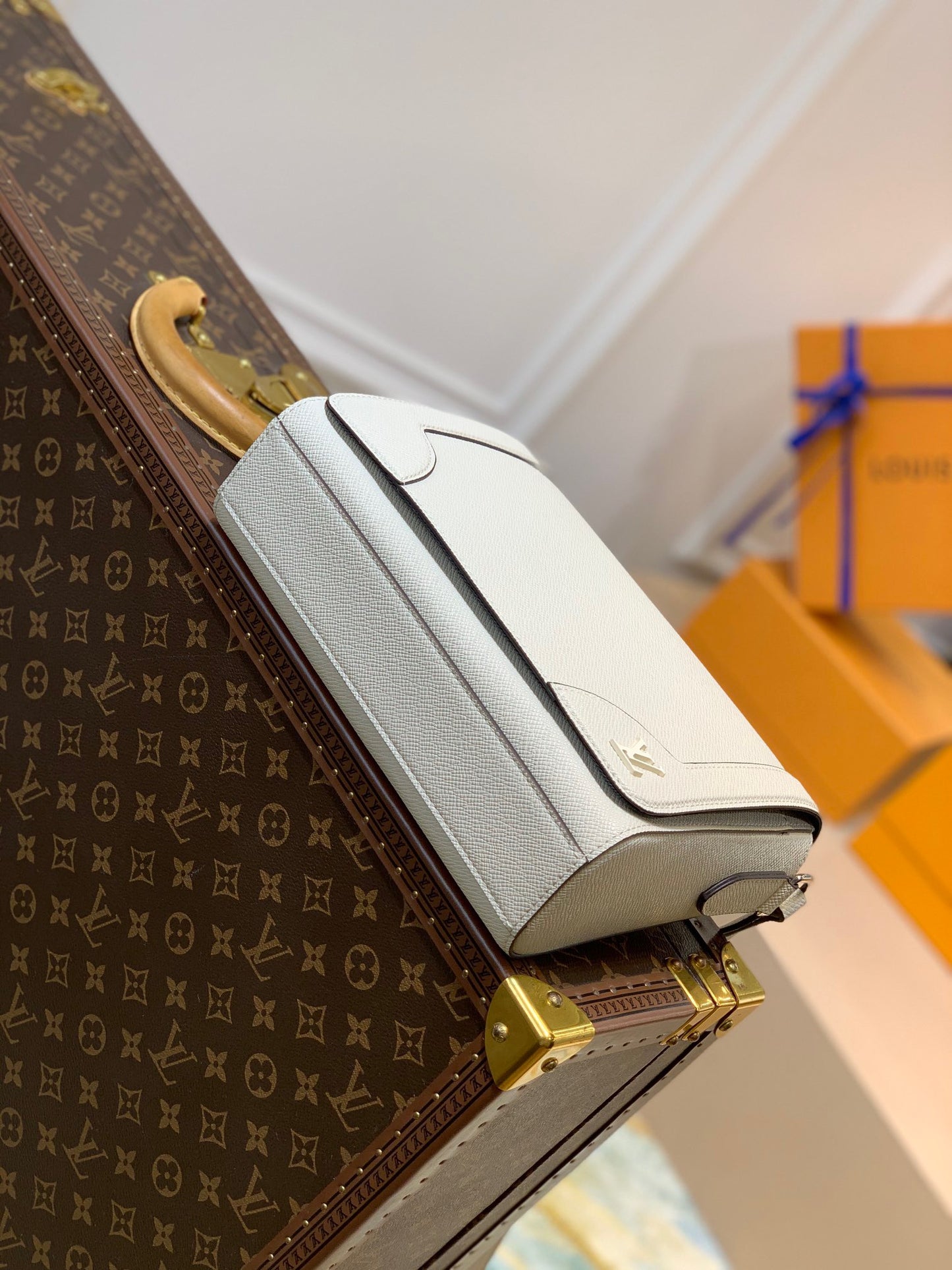 LOU NEW FLAP MESSENGER BAG