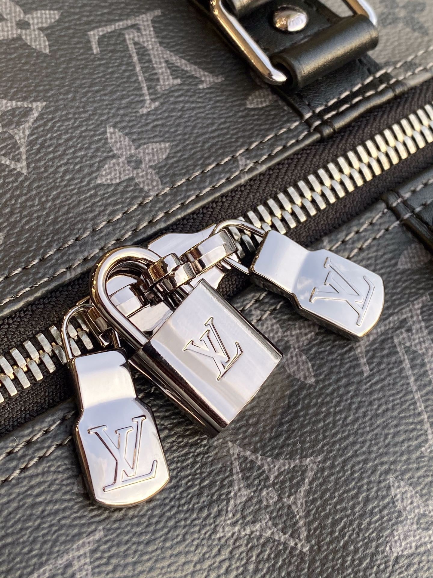 LOU KEEPALL BANDOULIÈRE 50 BAG