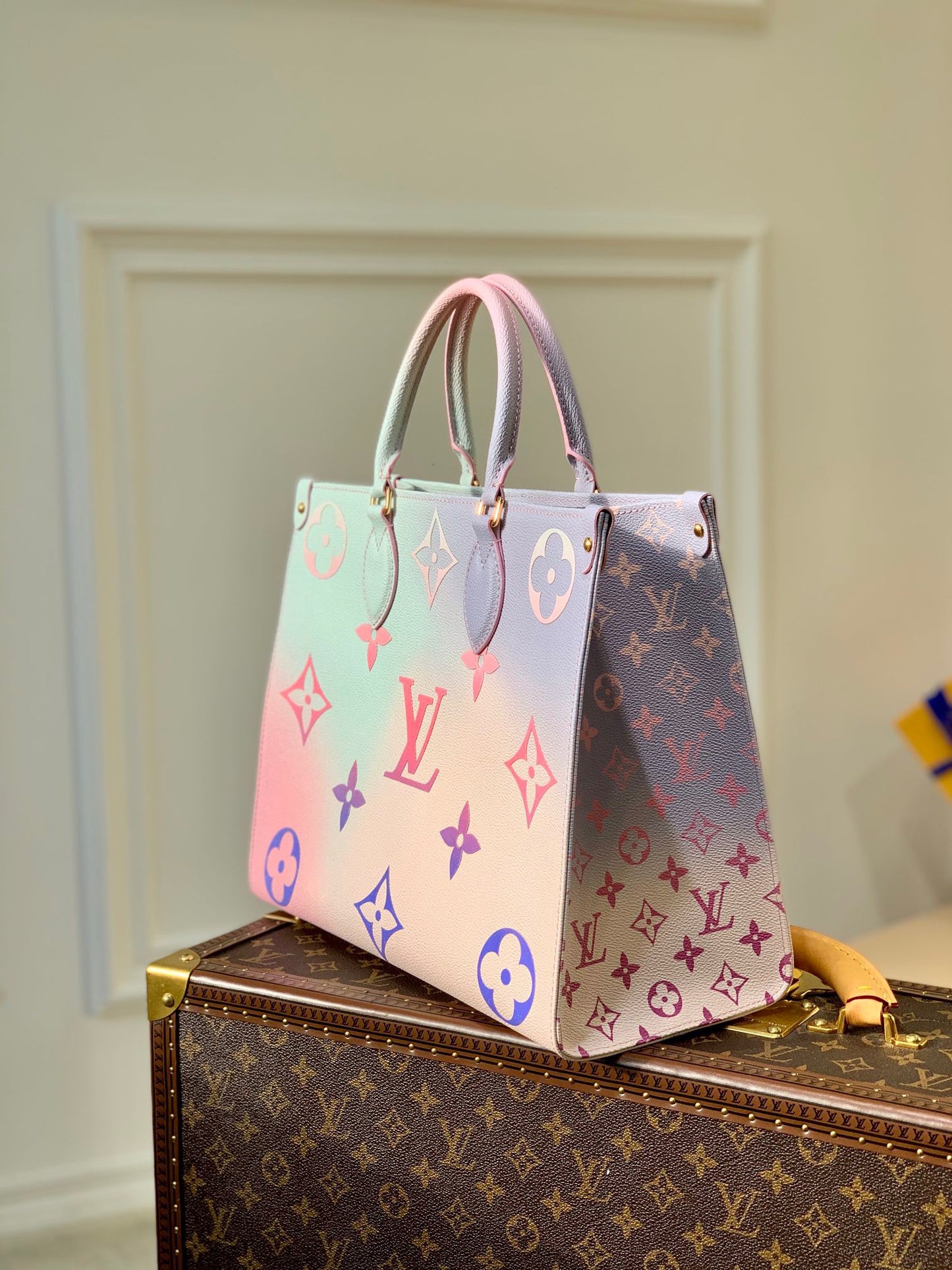 LOU ONTHEGO PM TOTE BAG