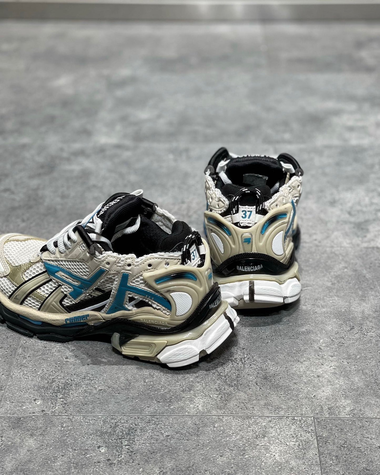 BAL RUNNER TRAINERS