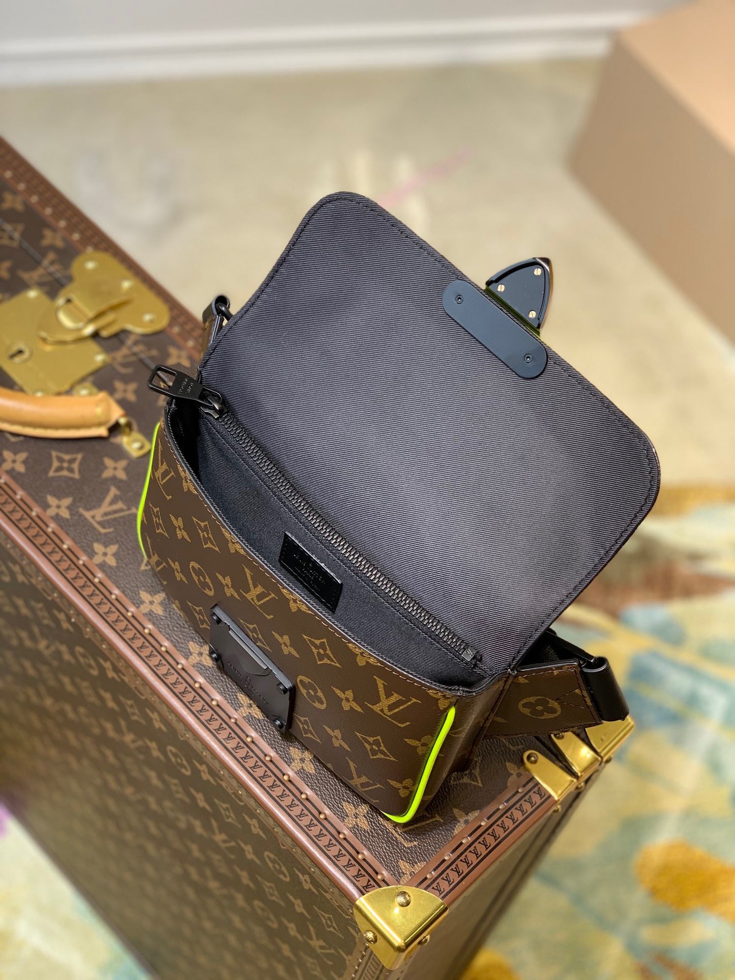 LOU S LOCK SLING BAG
