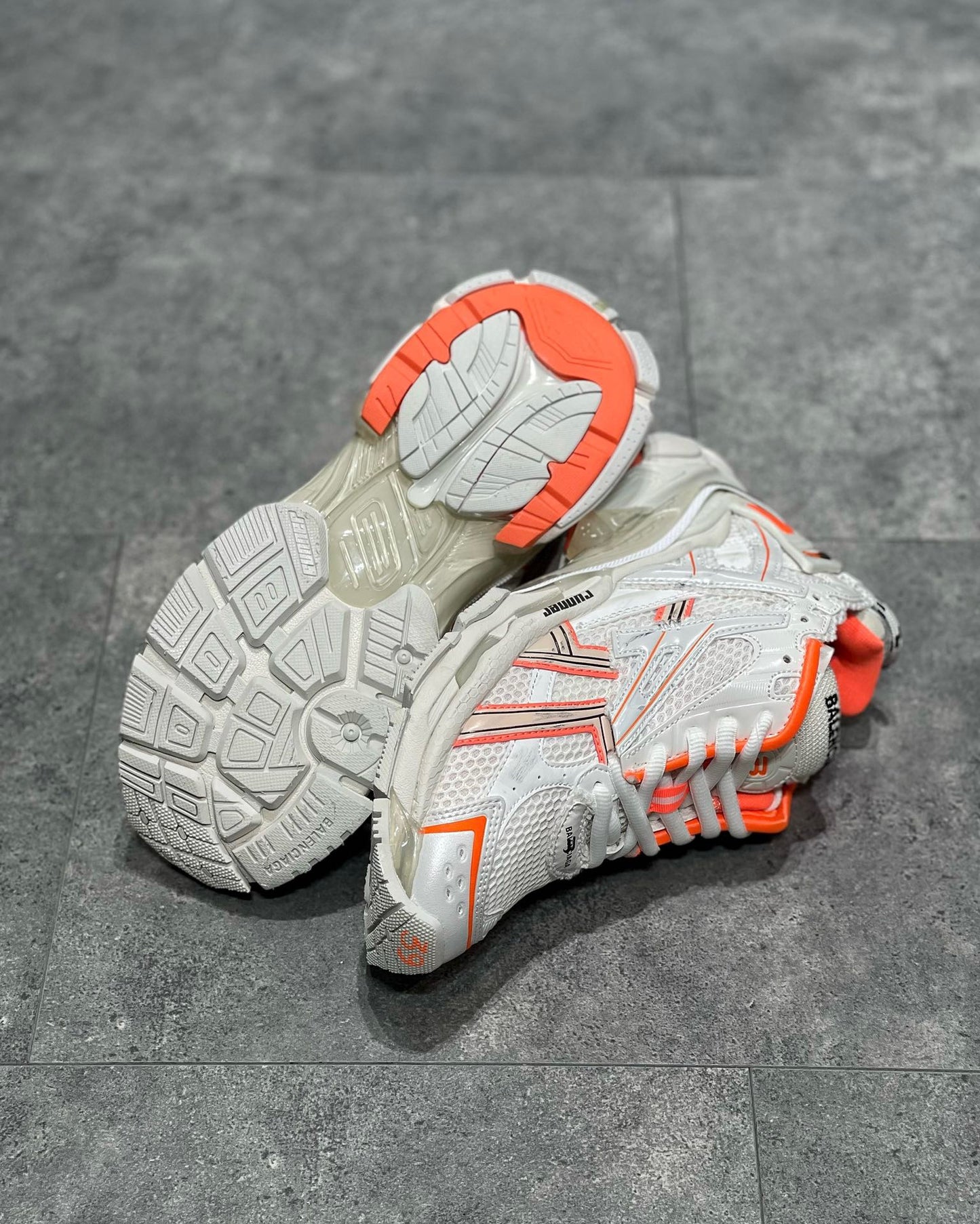 BAL RUNNER TRAINERS
