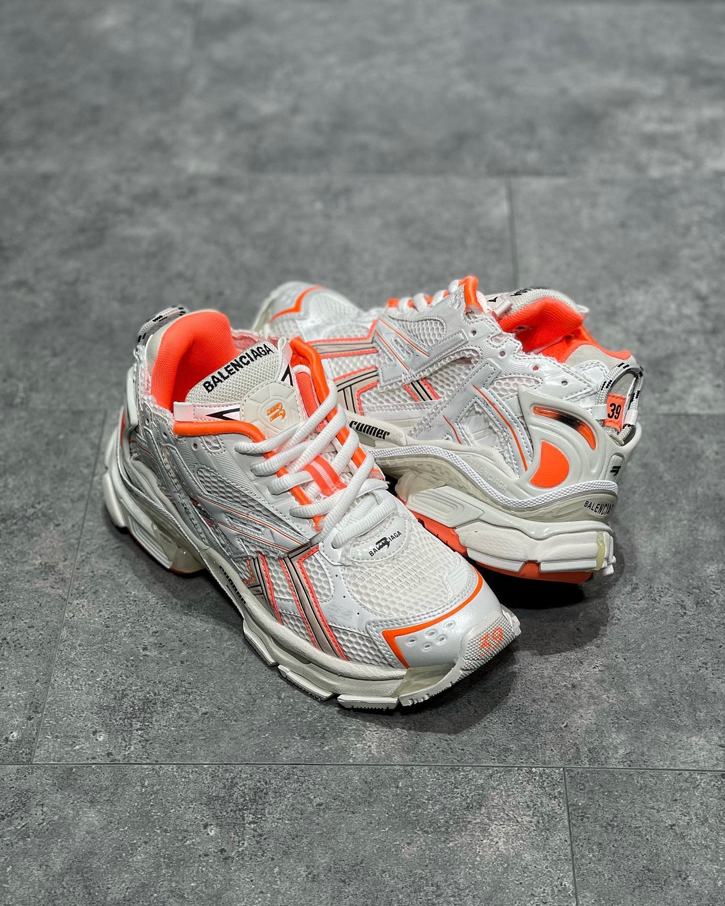 BAL RUNNER TRAINERS