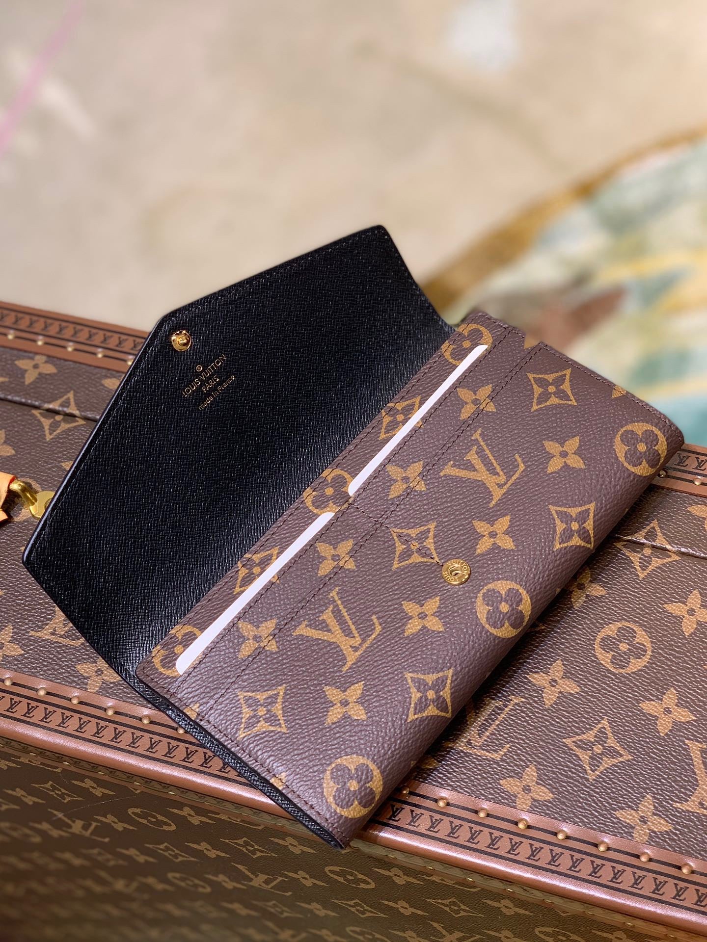 LOU SARAH WALLET