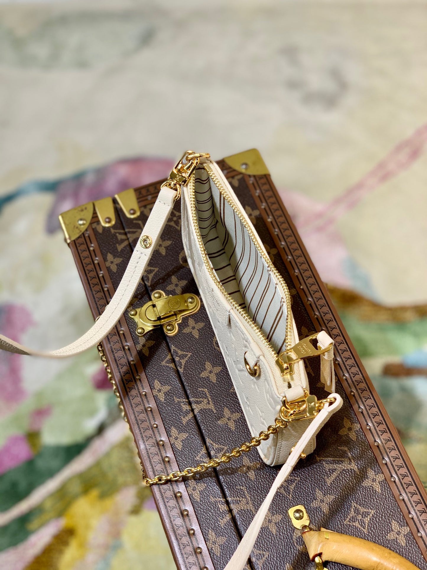 LOU EASY POUCH ON STRAP