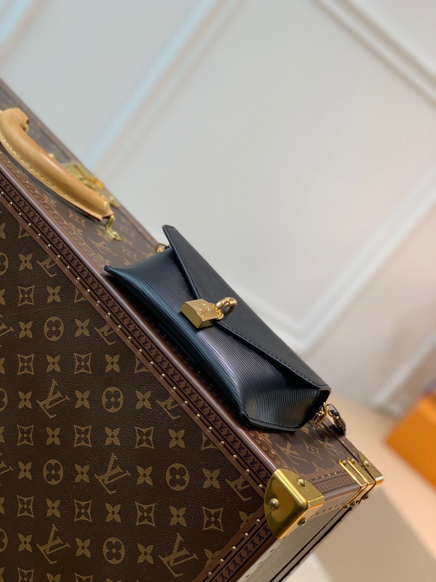 LOU PADLOCK ON STRAP BAG