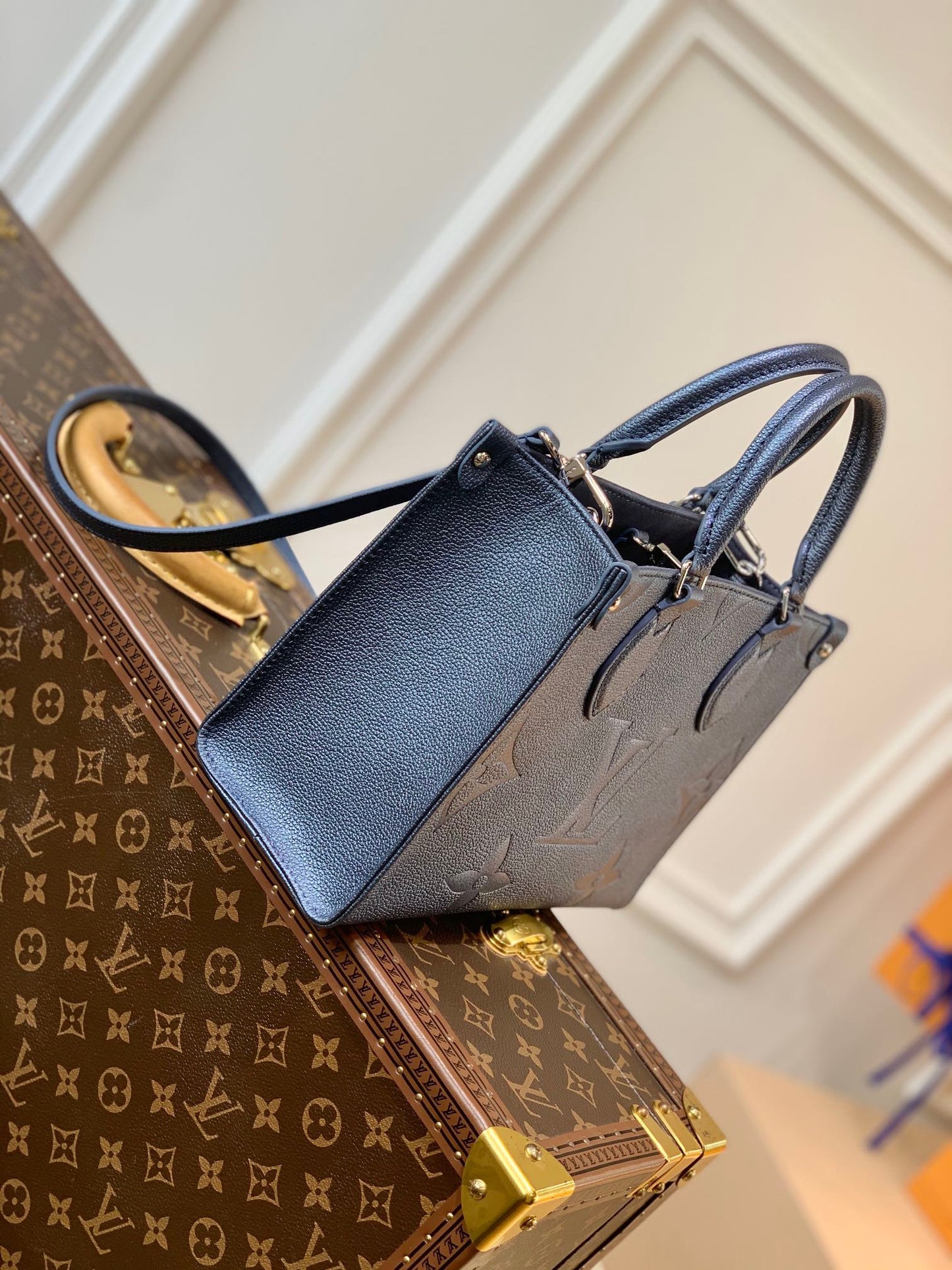 LOU ONTHEGO PM TOTE BAG