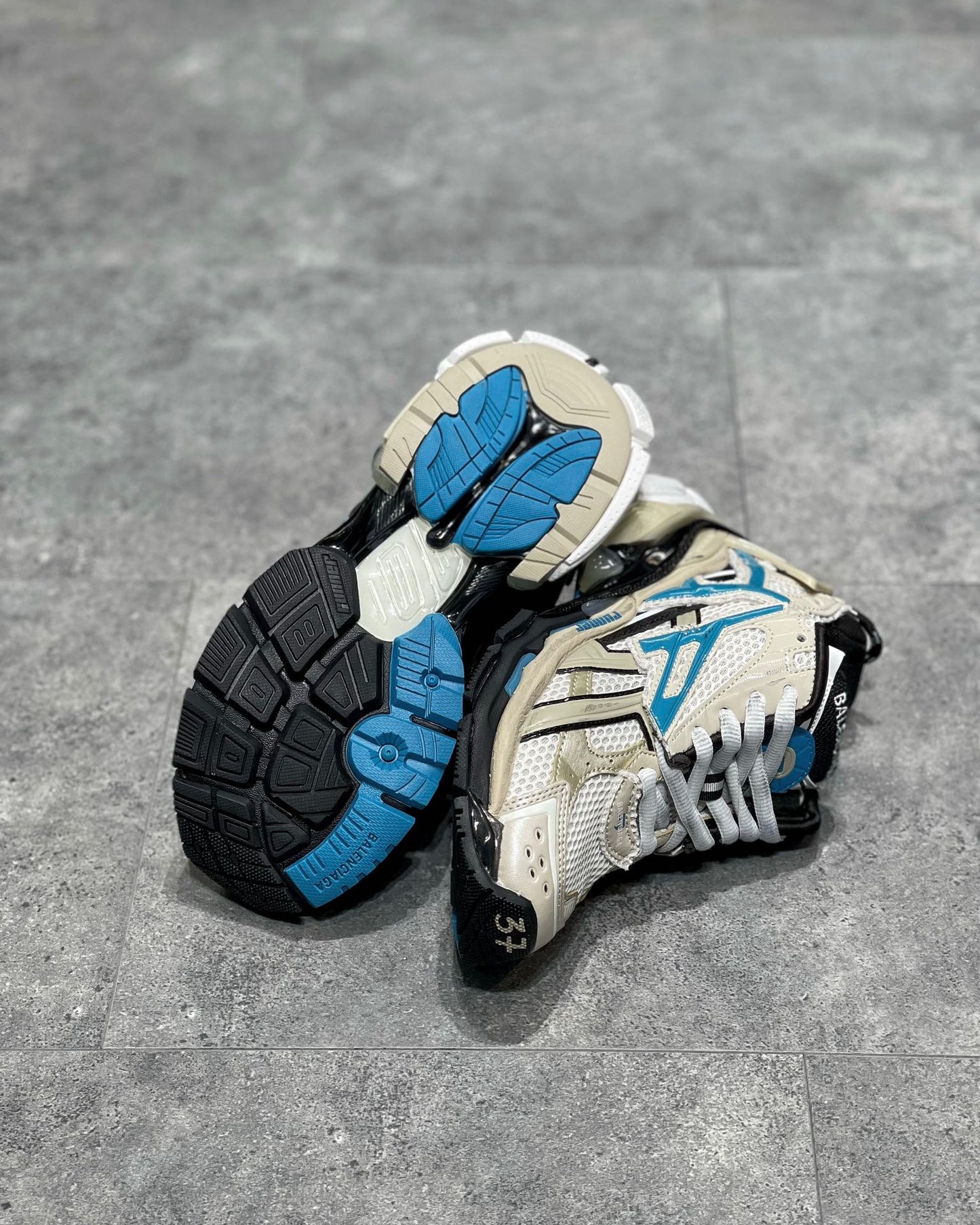 BAL RUNNER TRAINERS