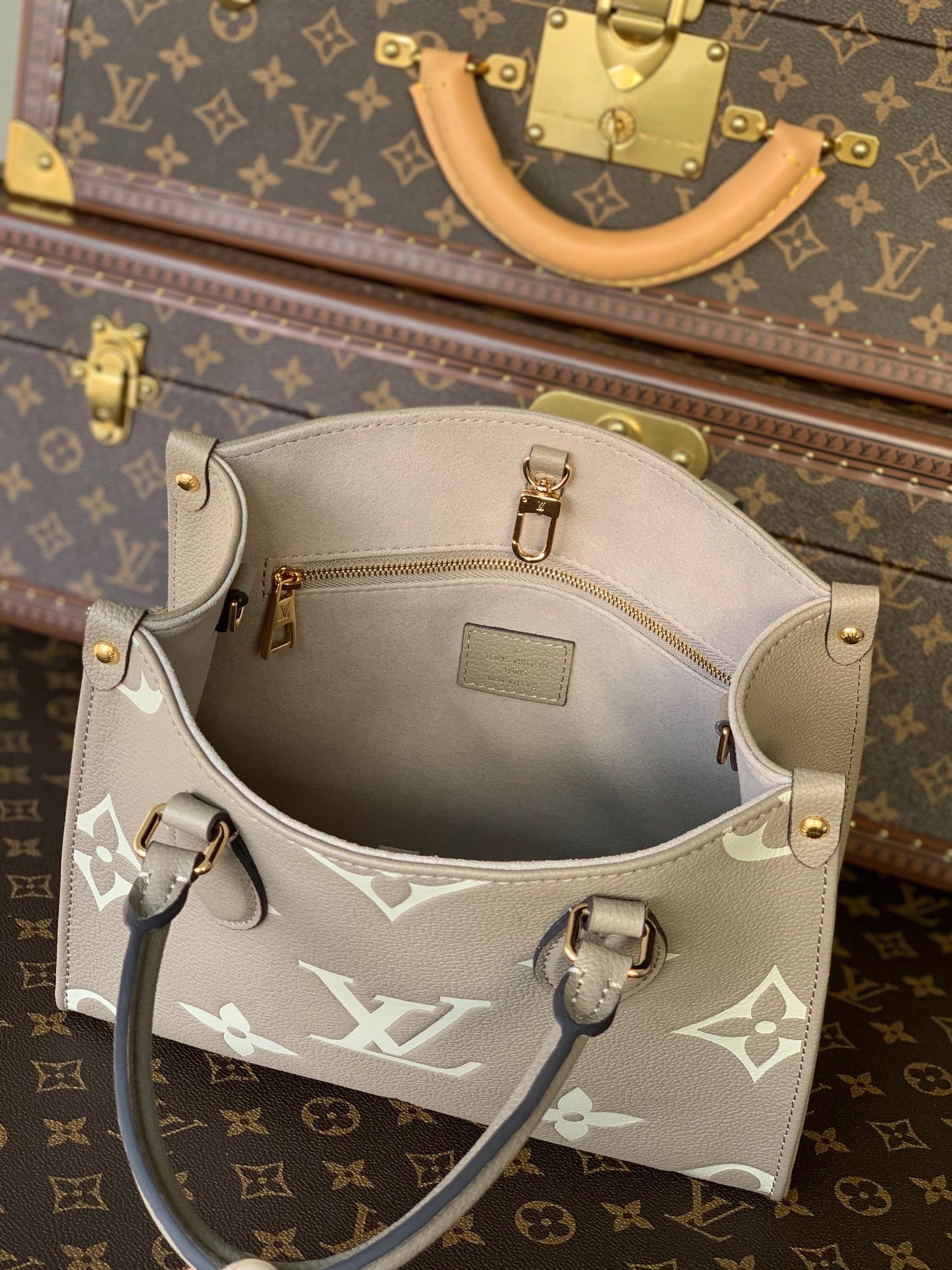 LOU ONTHEGO PM TOTE BAG