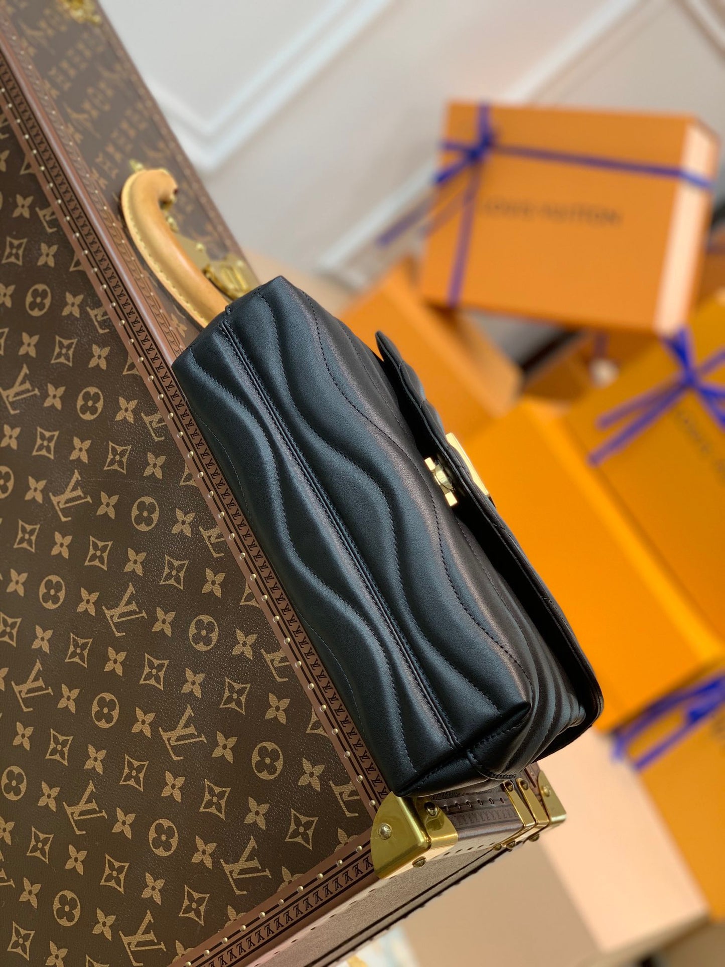 LOU NEW WAVE CHAIN BAG