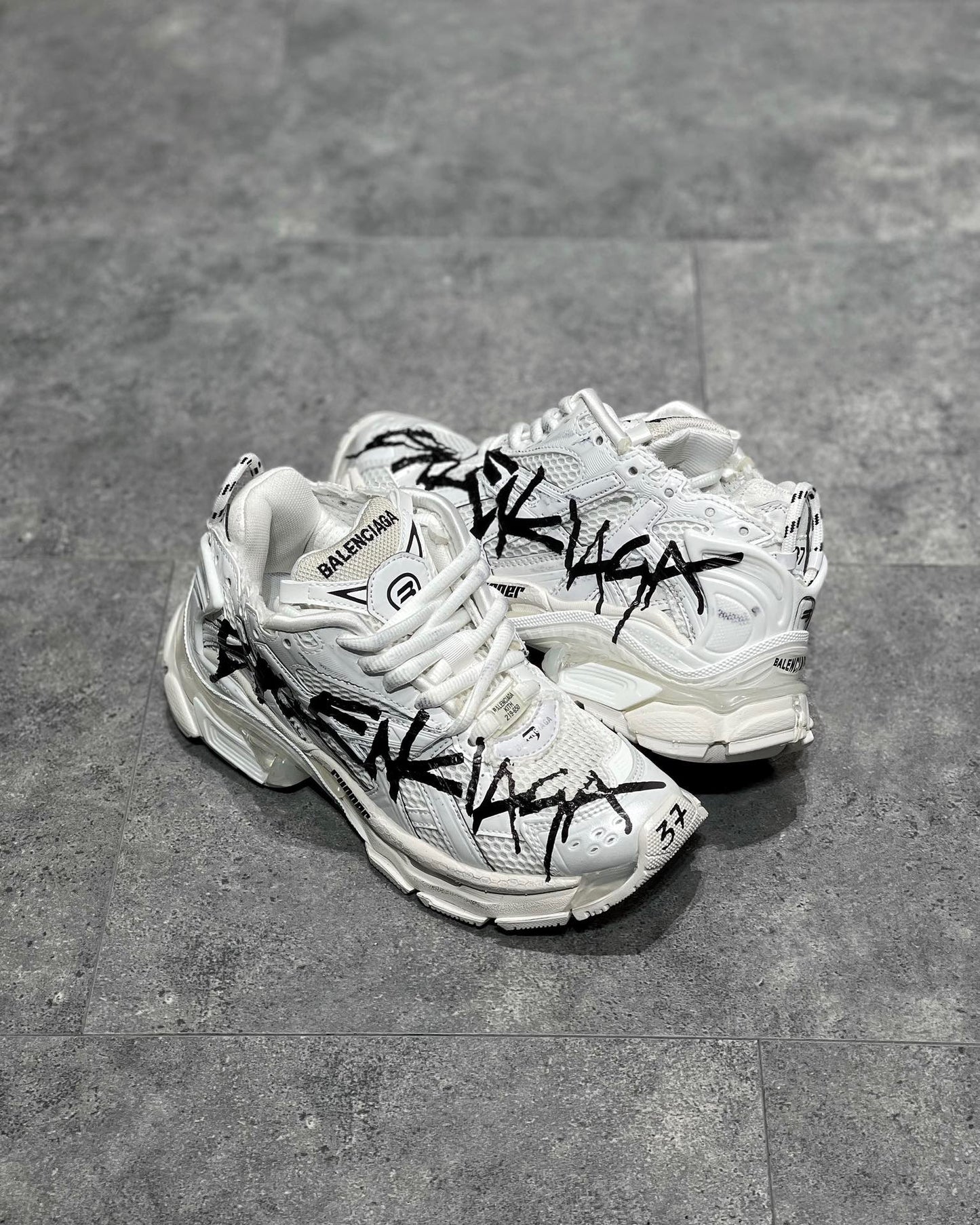 BAL RUNNER TRAINERS