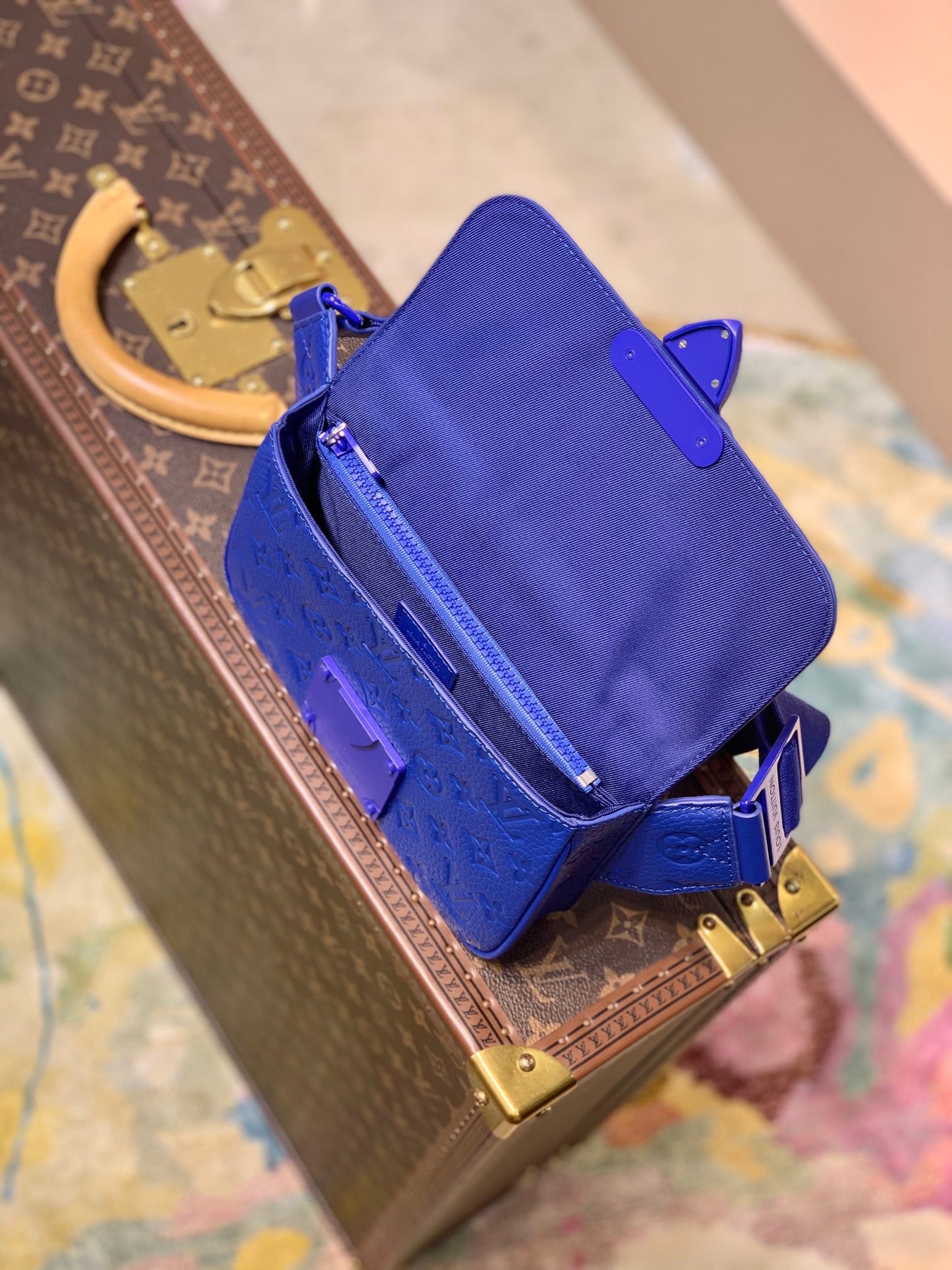 LOU S LOCK SLING BAG