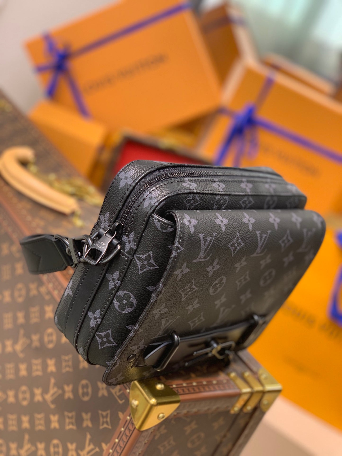 LOU STEAMER MESSENGER BAG