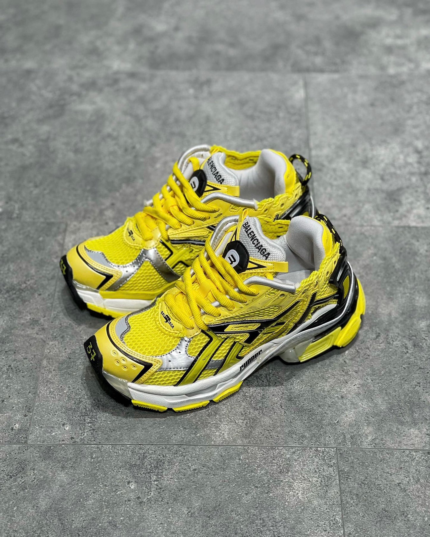 BAL RUNNER TRAINERS