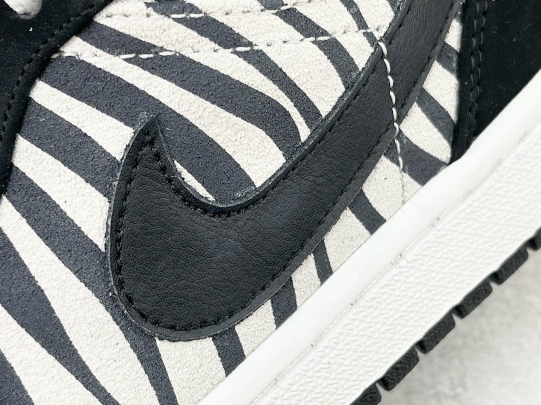 JORDAN 1 LOW ZEBRA
