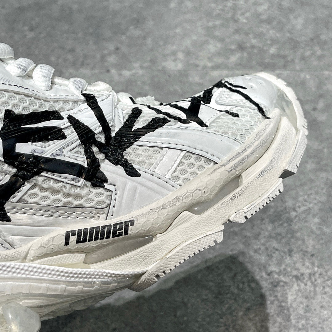 BAL RUNNER TRAINERS