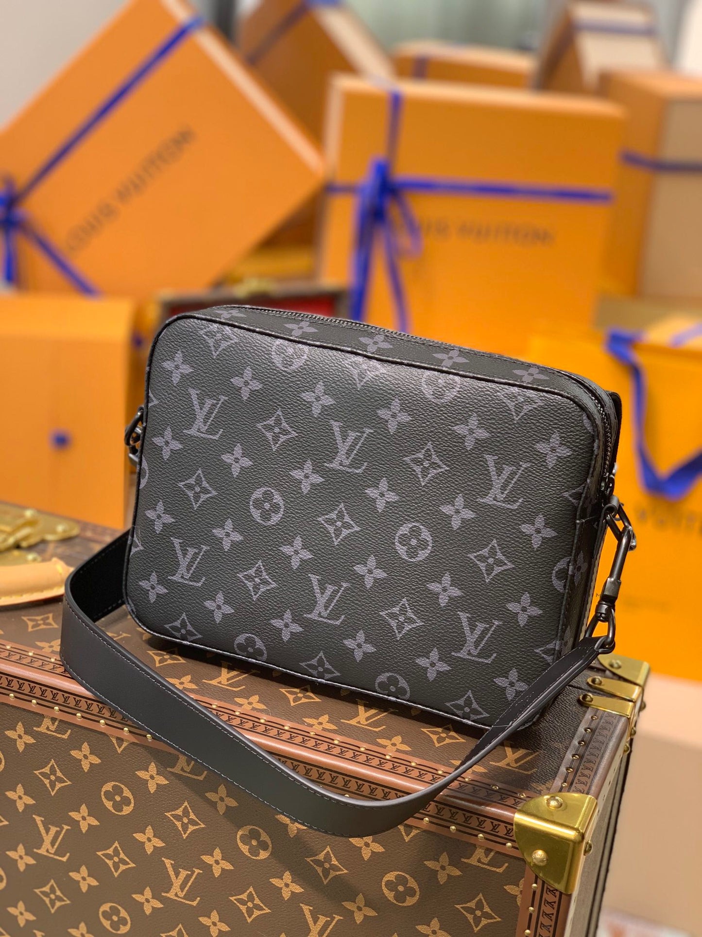 LOU STEAMER MESSENGER BAG
