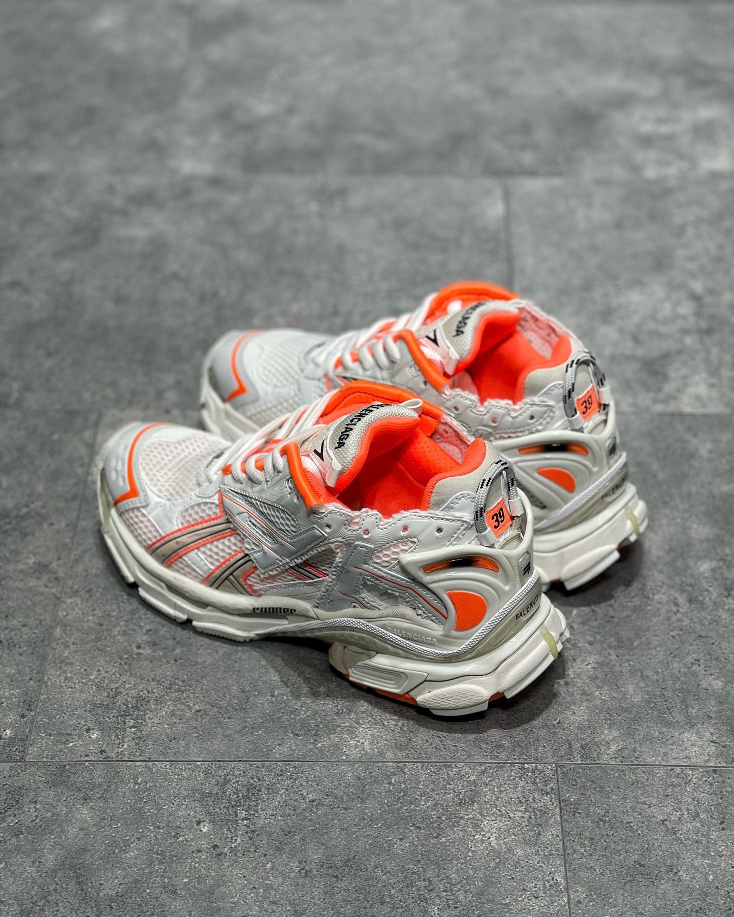 BAL RUNNER TRAINERS