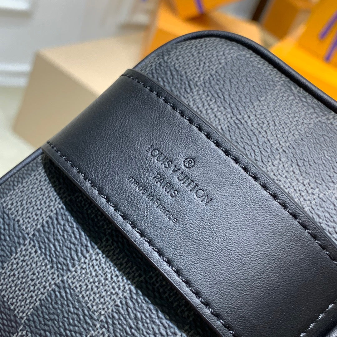 LOU TOILETRY POUCH