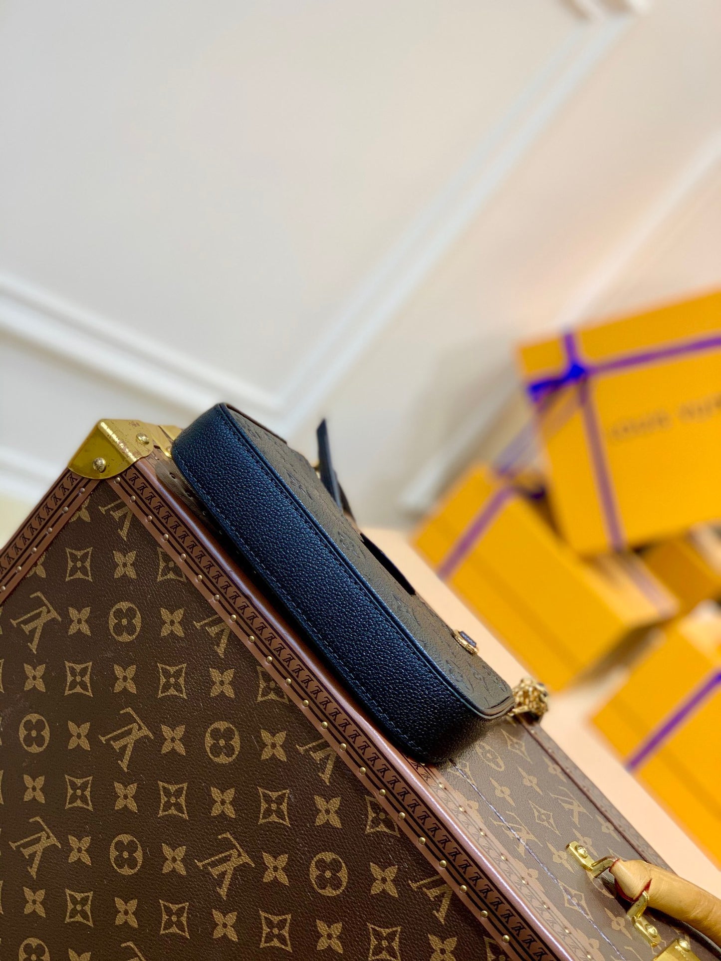 LOU EASY POUCH ON STRAP