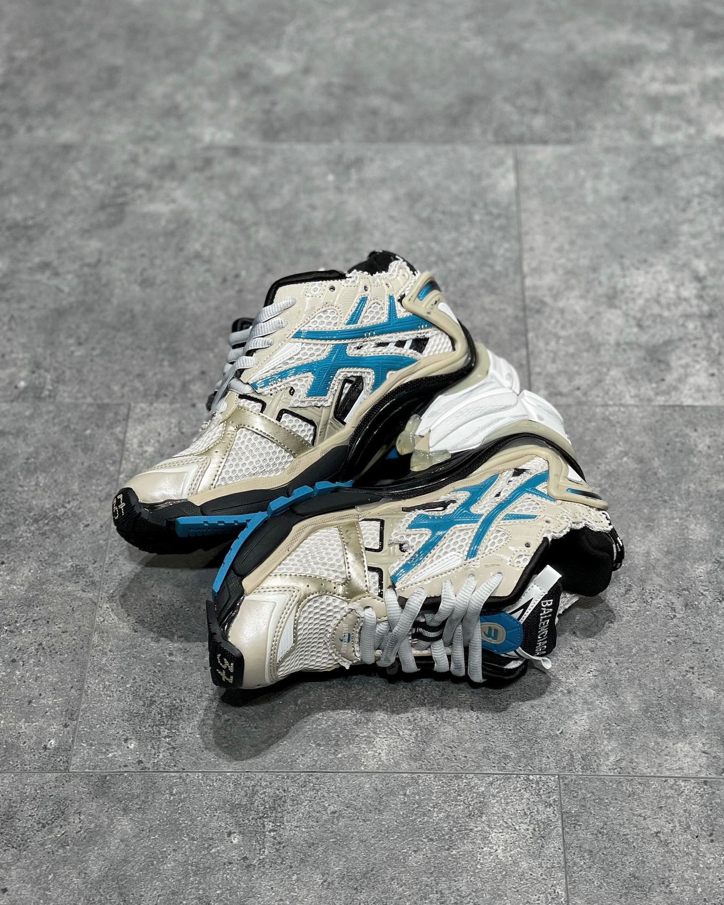 BAL RUNNER TRAINERS