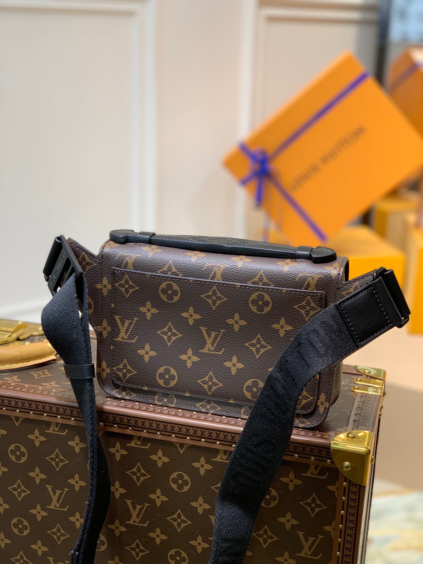LOU S LOCK SLING BAG