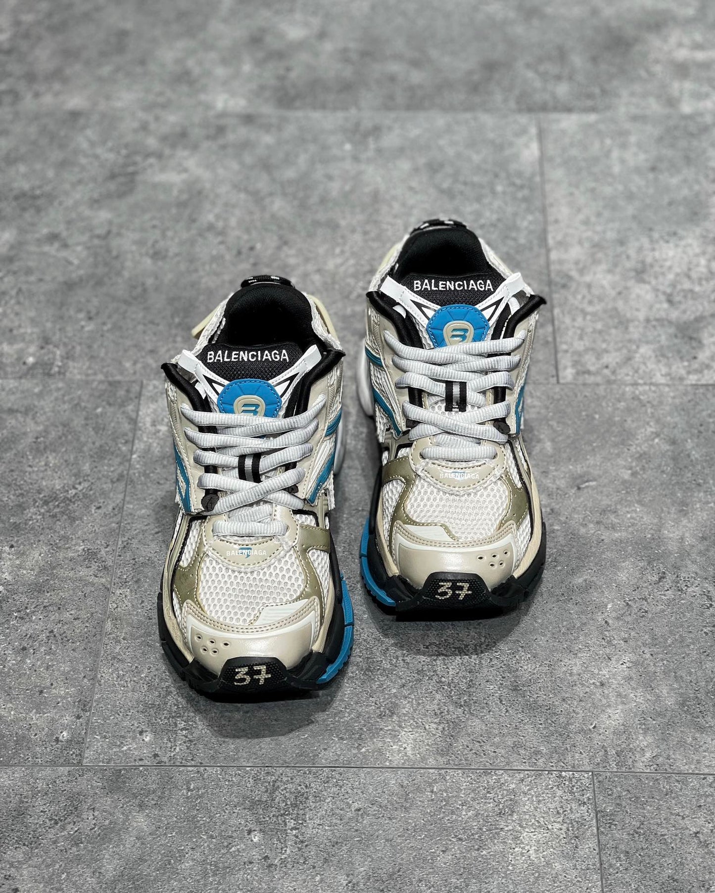 BAL RUNNER TRAINERS