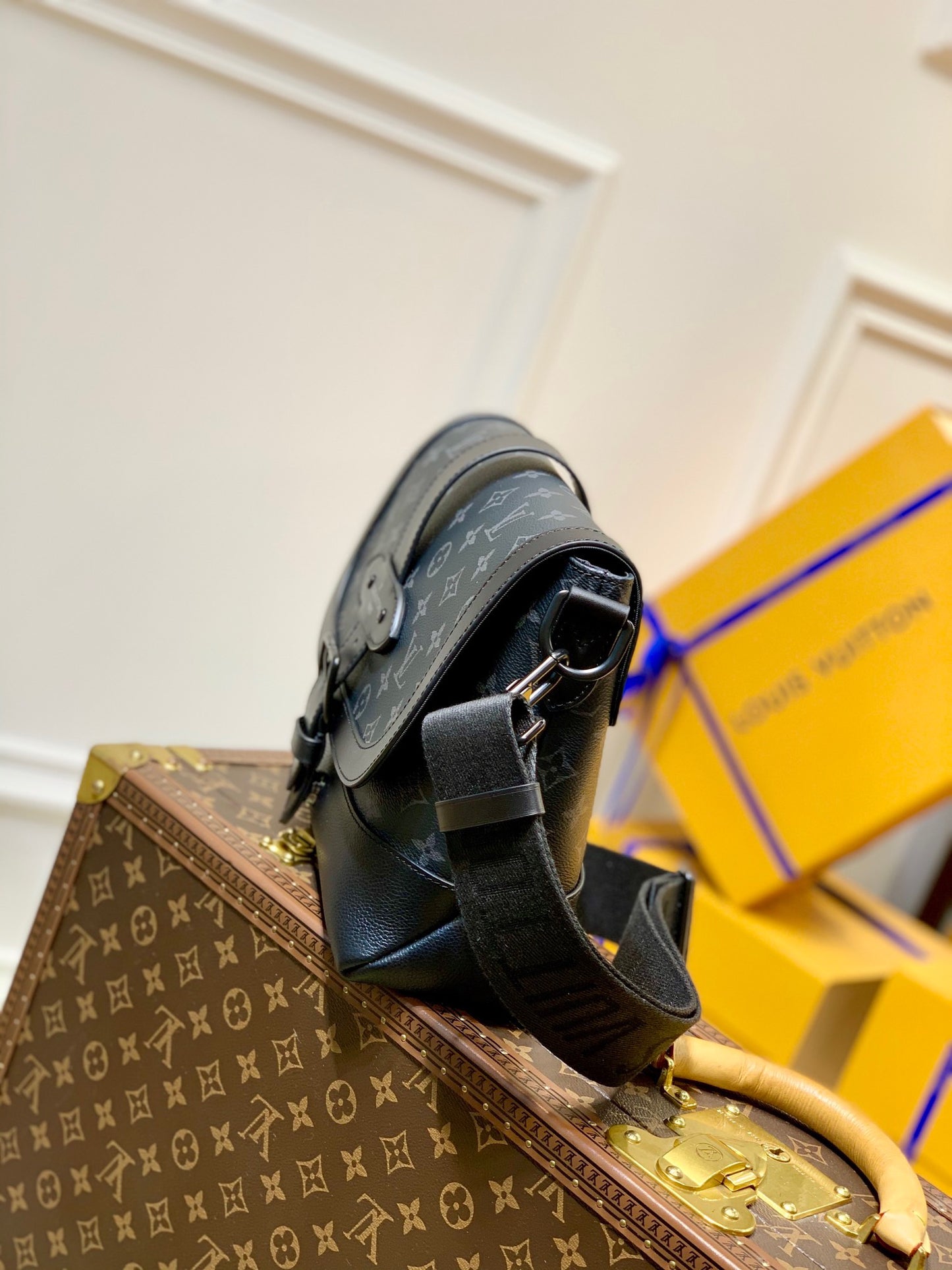 LOU SAUMUR MESSENGER BAG