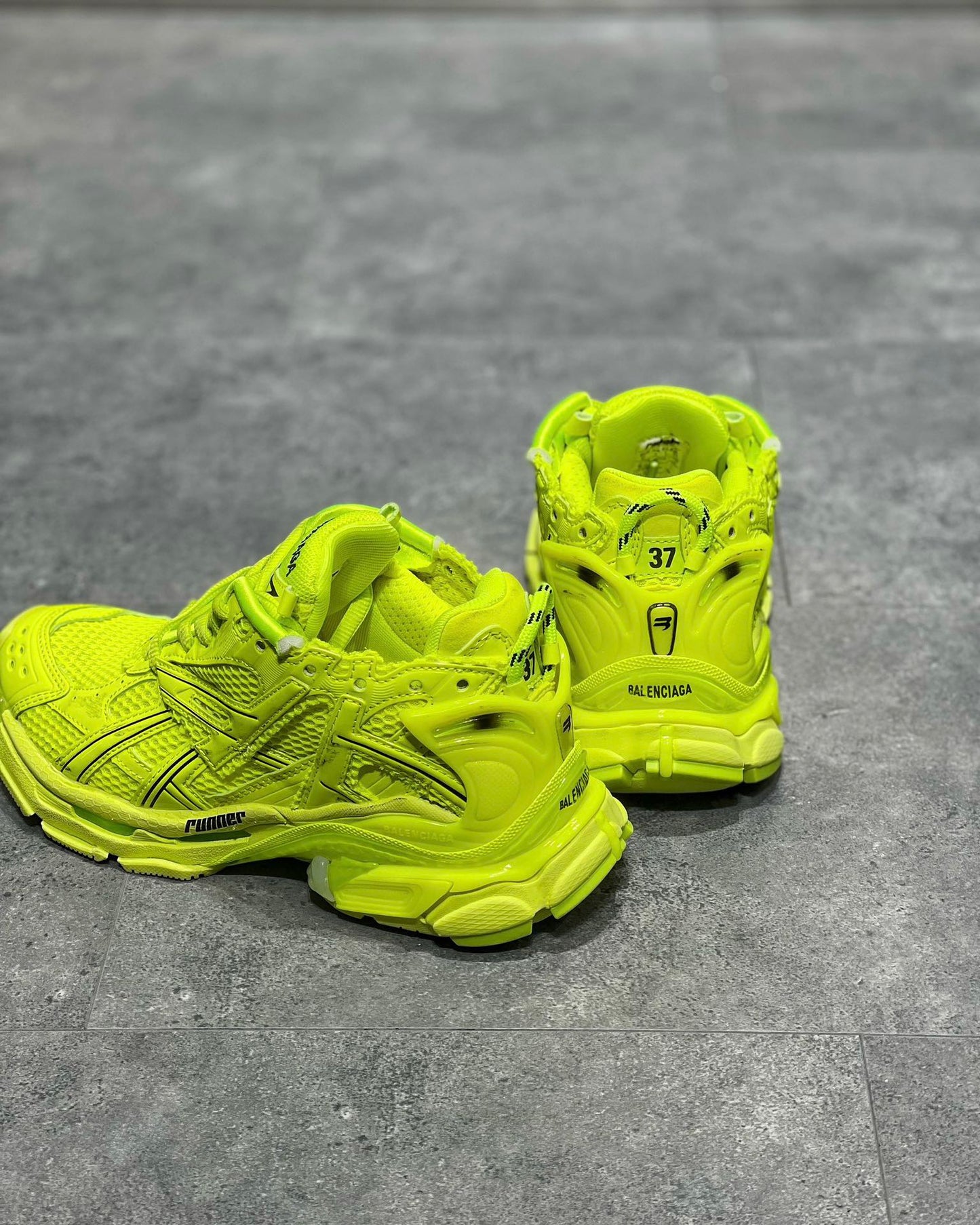 BAL RUNNER TRAINERS