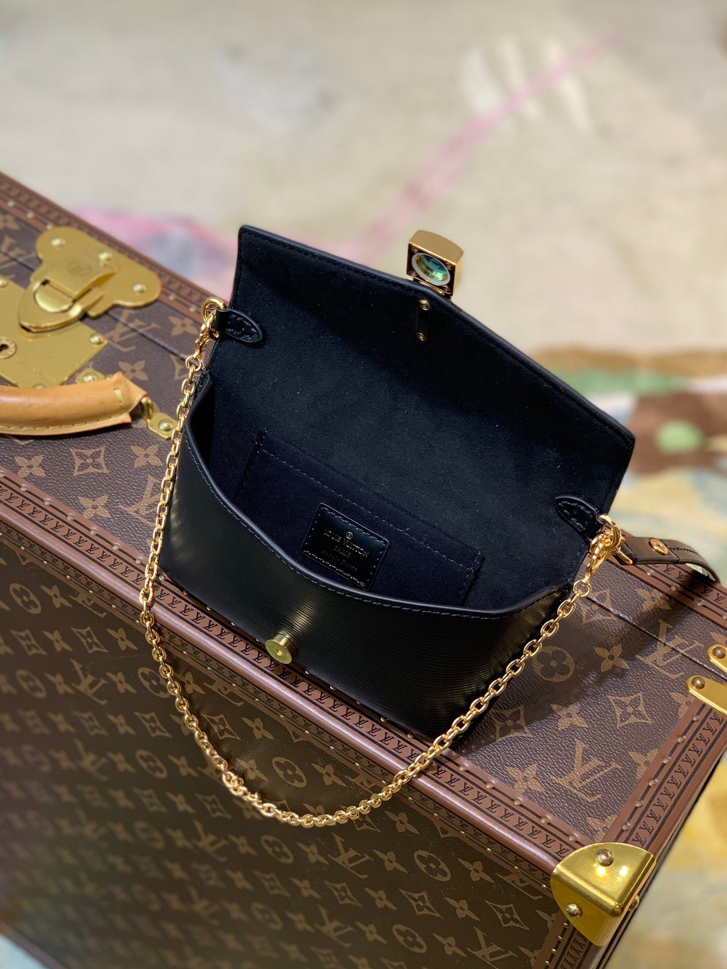 LOU PADLOCK ON STRAP BAG