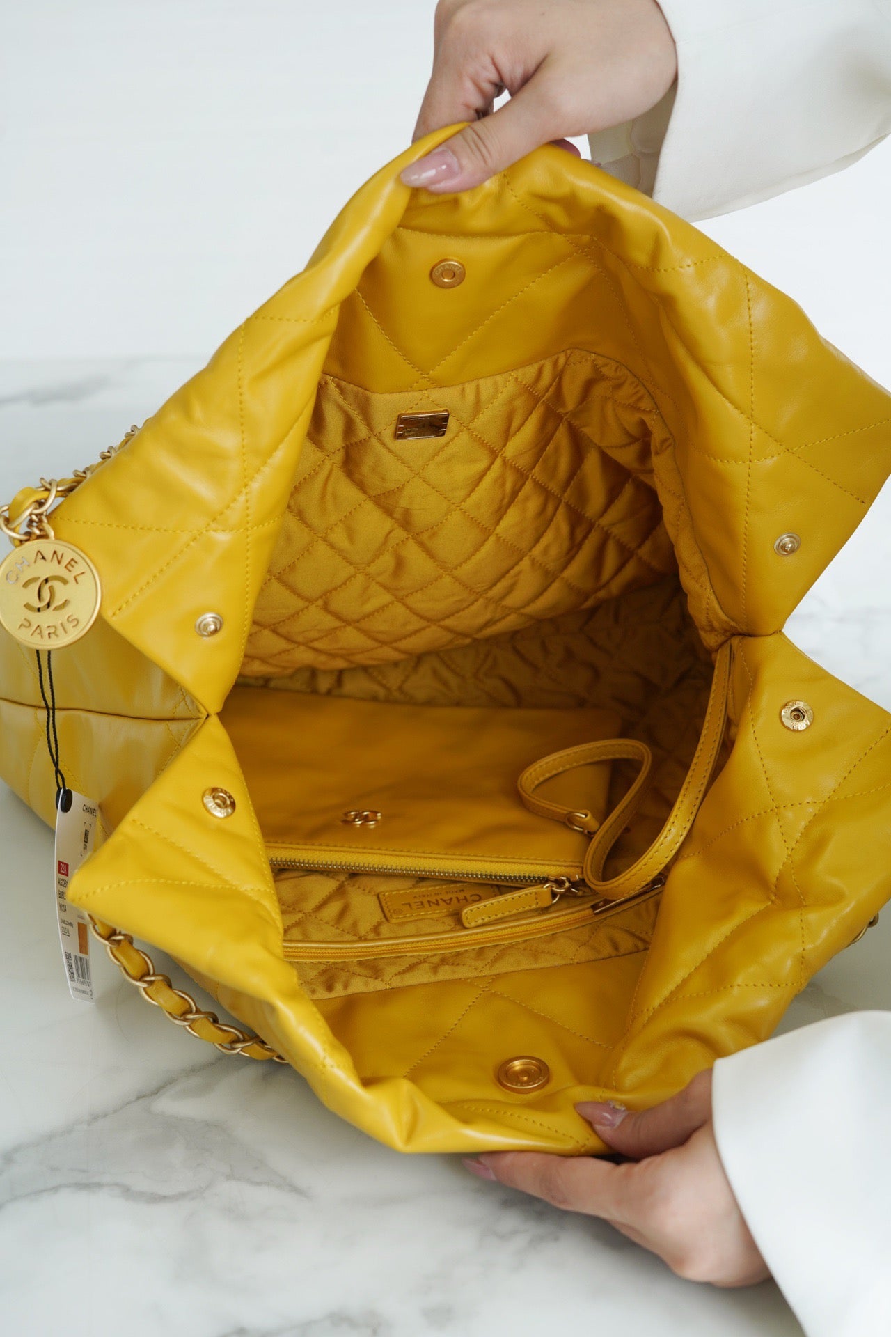 CC 22 SMALL HANDBAG