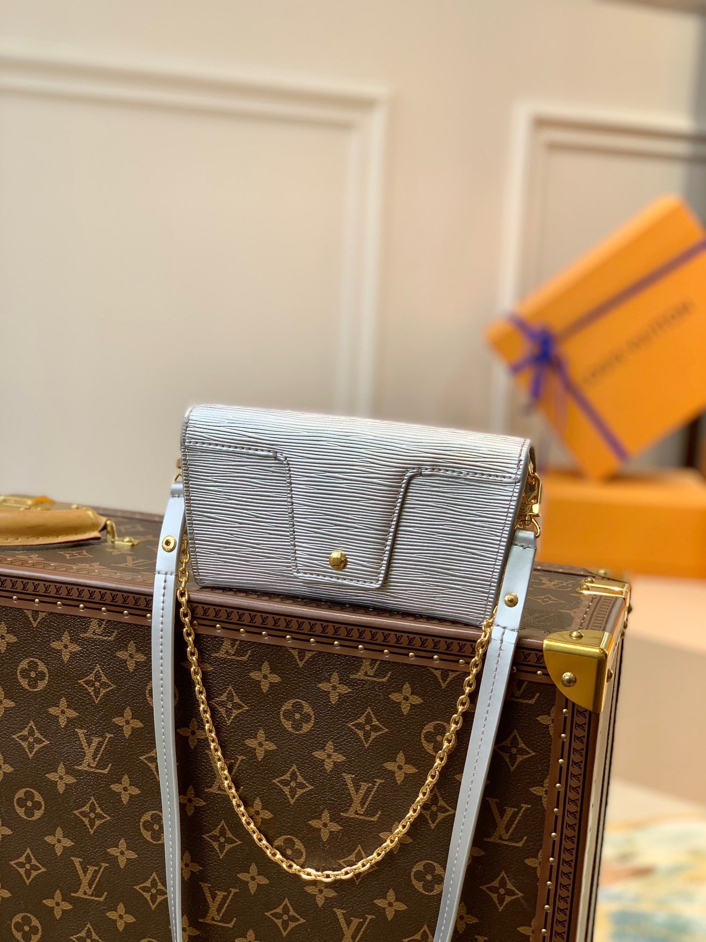 LOU PADLOCK ON STRAP BAG