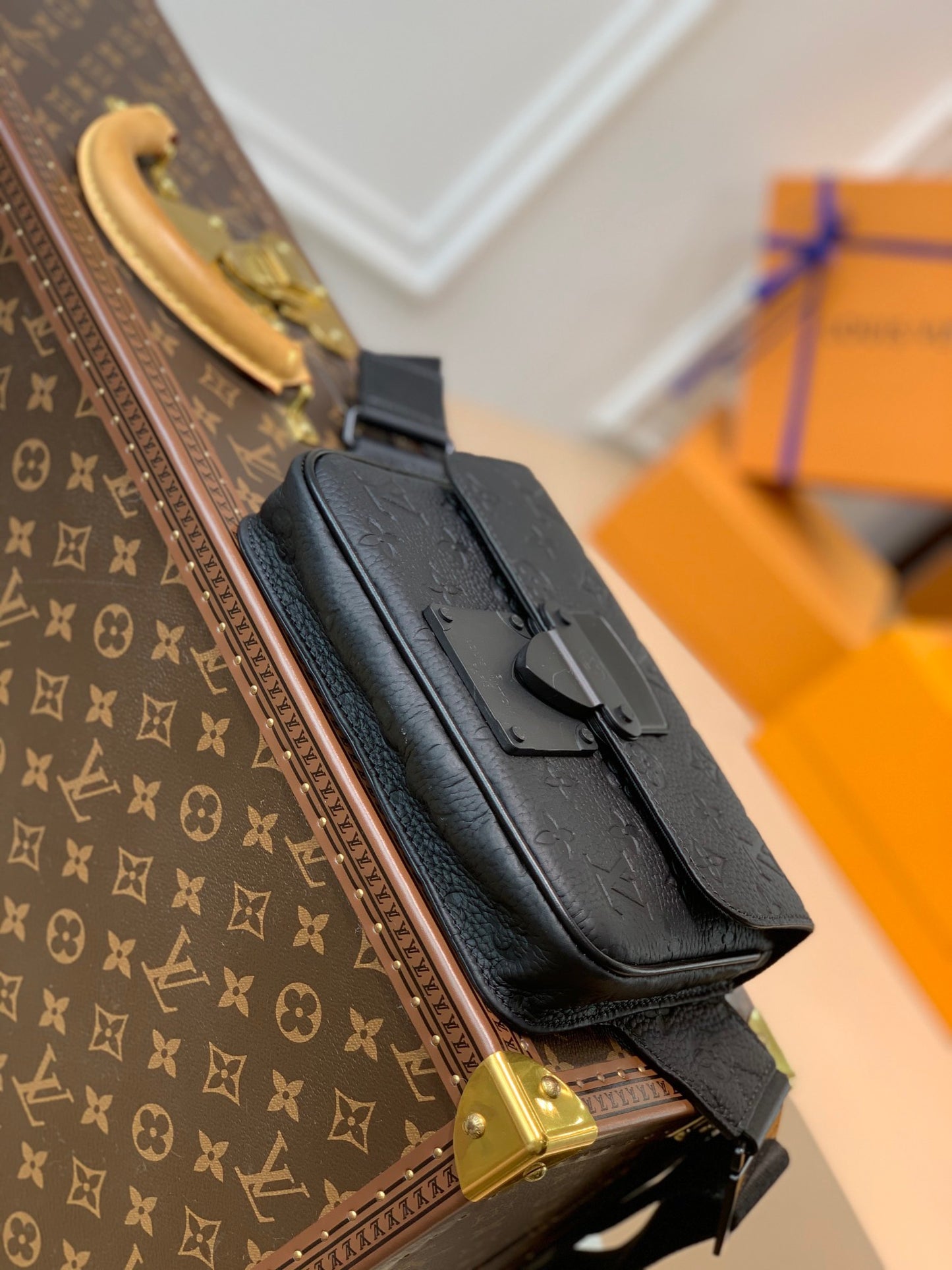 LOU S LOCK SLING BAG