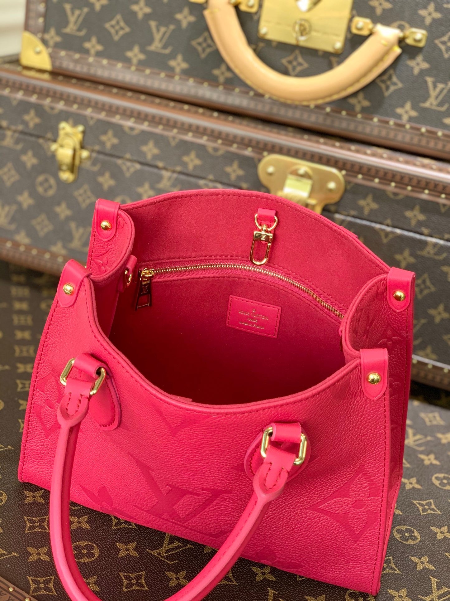 LOU ONTHEGO PM TOTE BAG