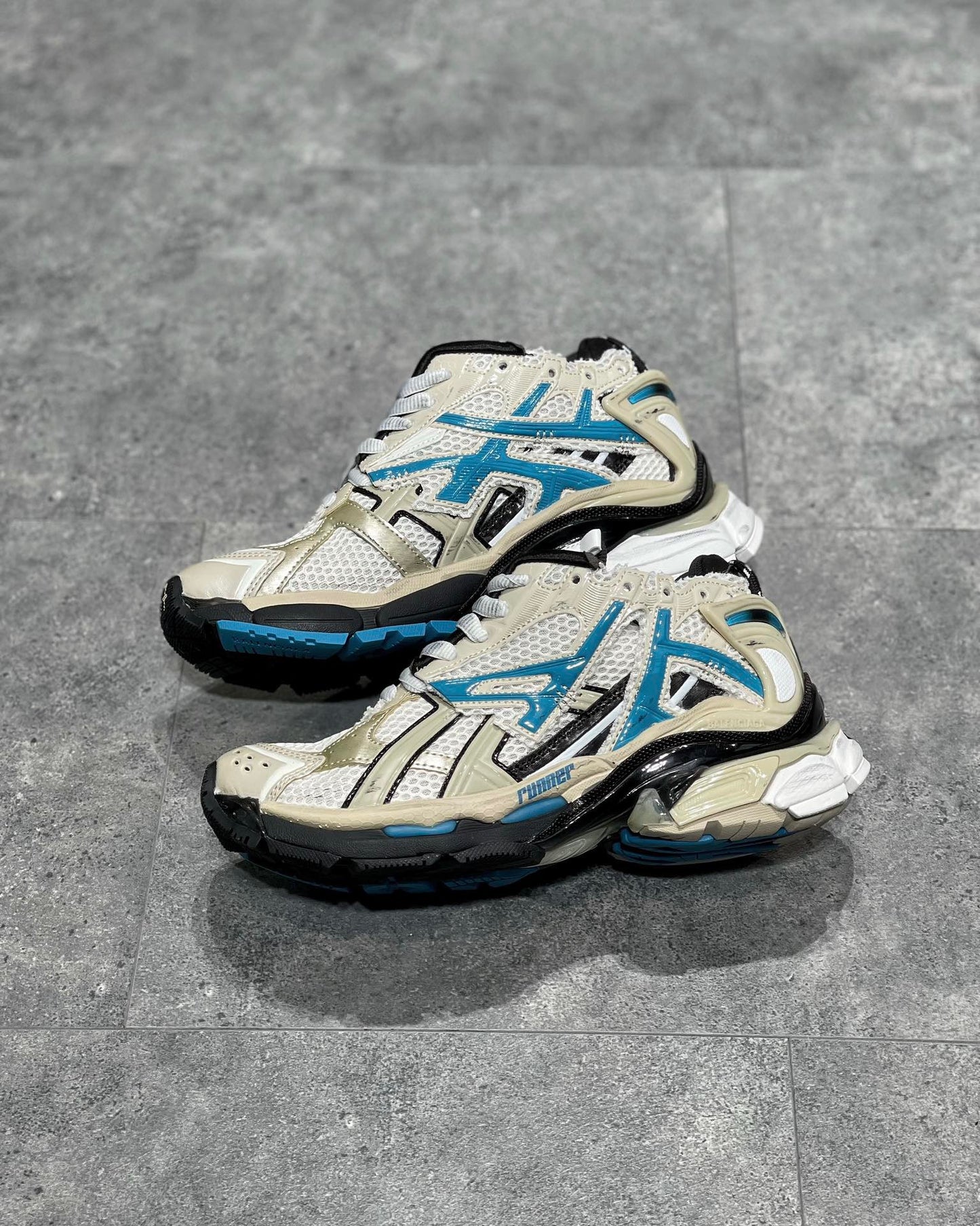 BAL RUNNER TRAINERS