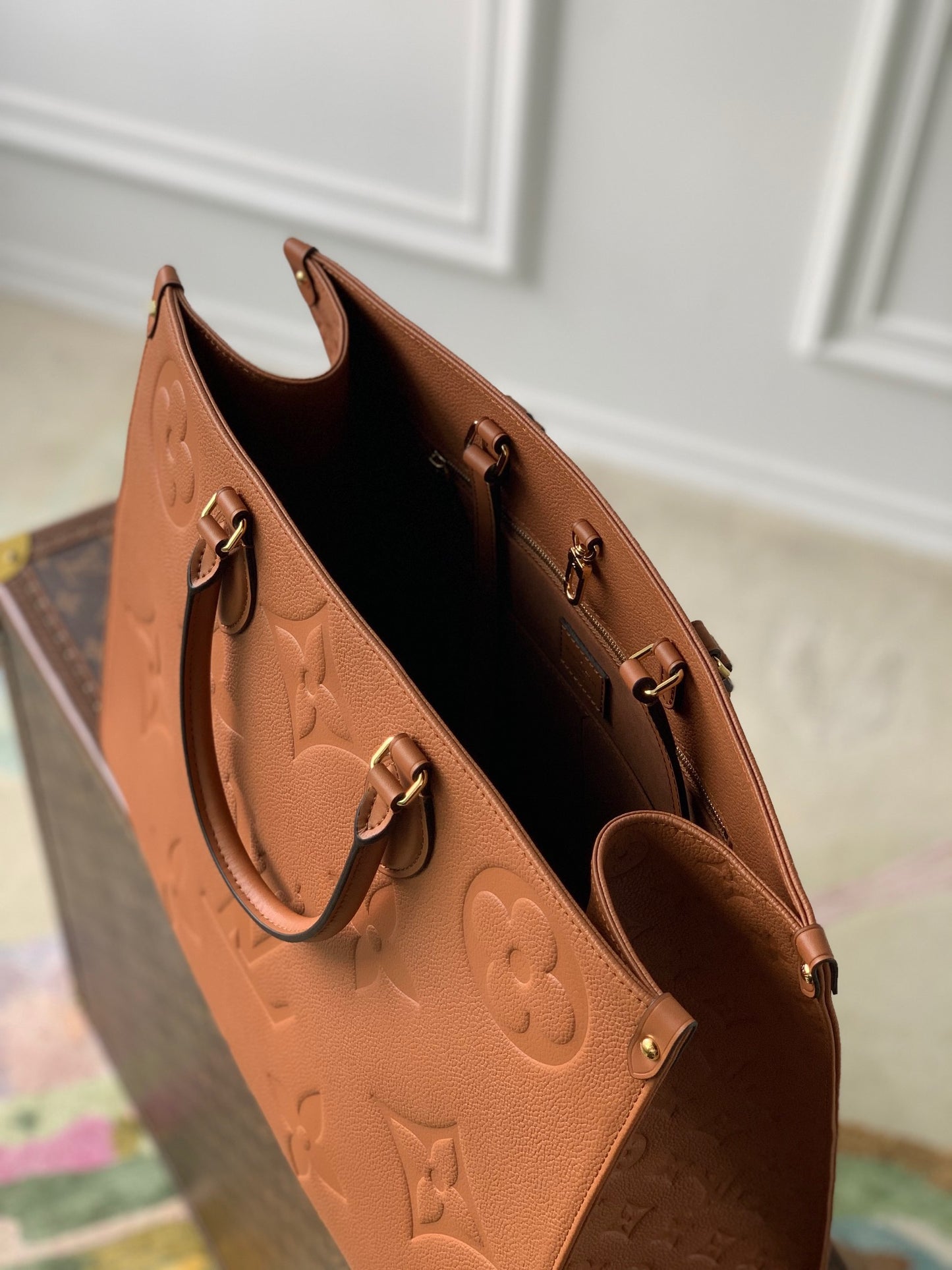 LOU ONTHEGO PM TOTE BAG