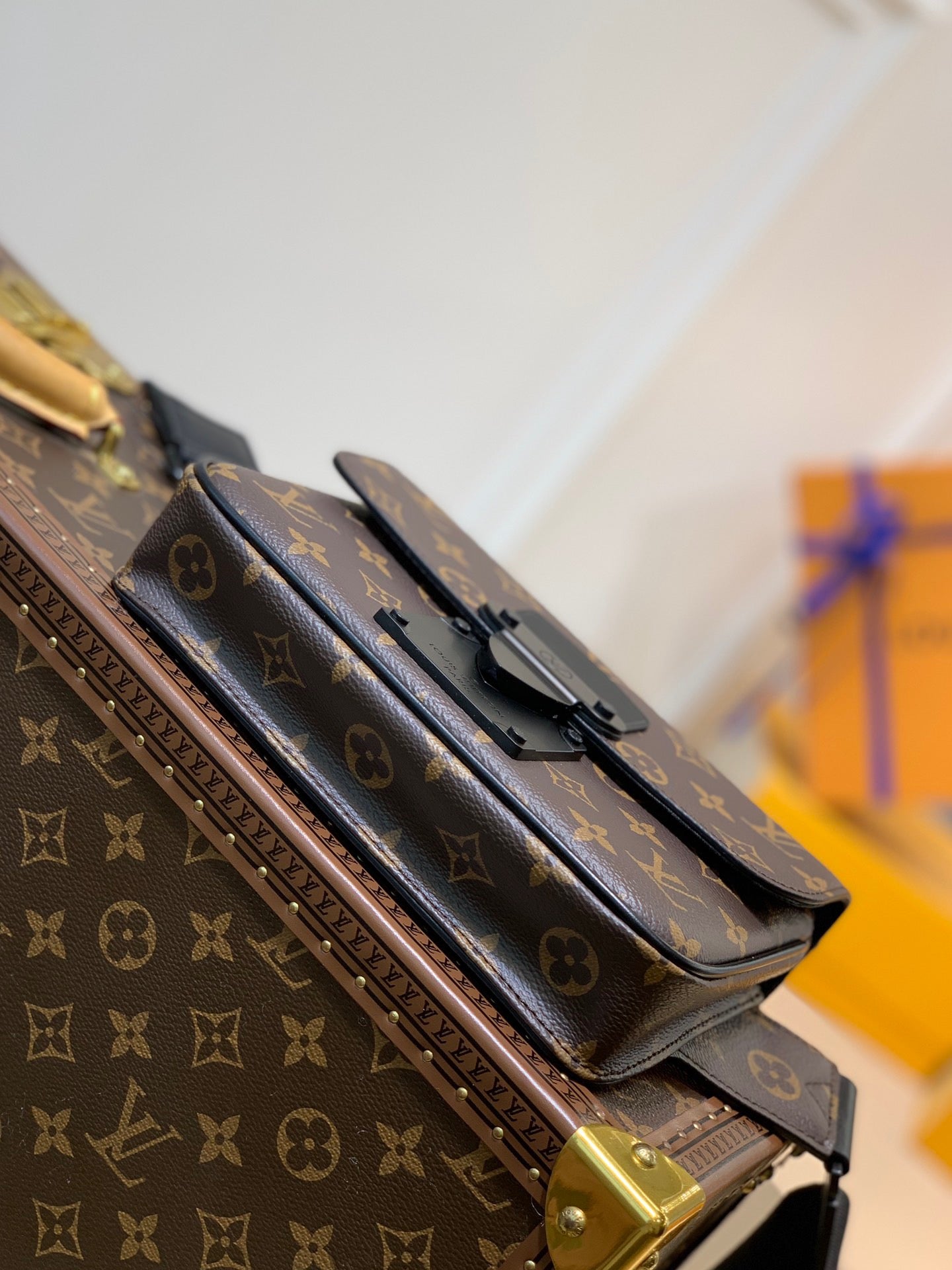 LOU S LOCK SLING BAG