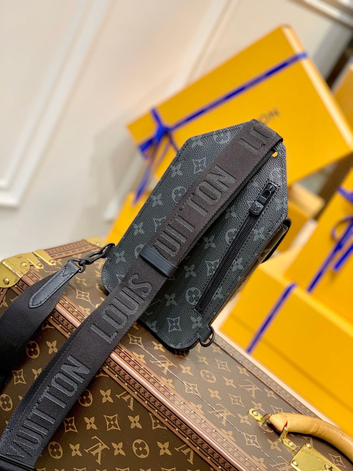 LOU SAUMUR SLINGBAG