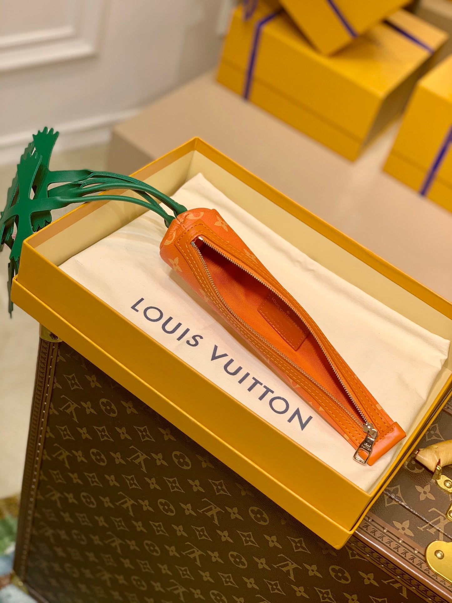 LOU CARROT POUCH
