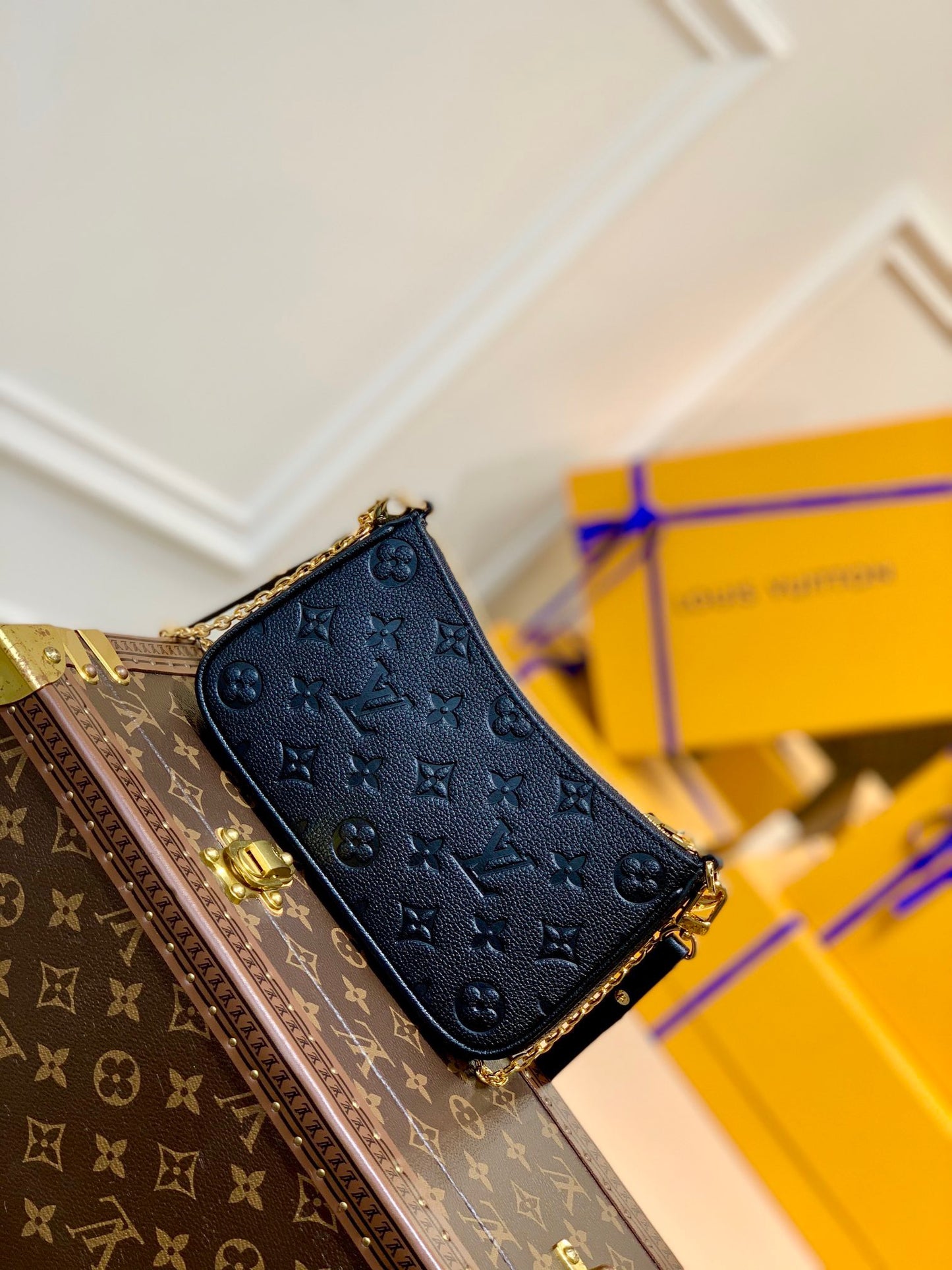 LOU EASY POUCH ON STRAP