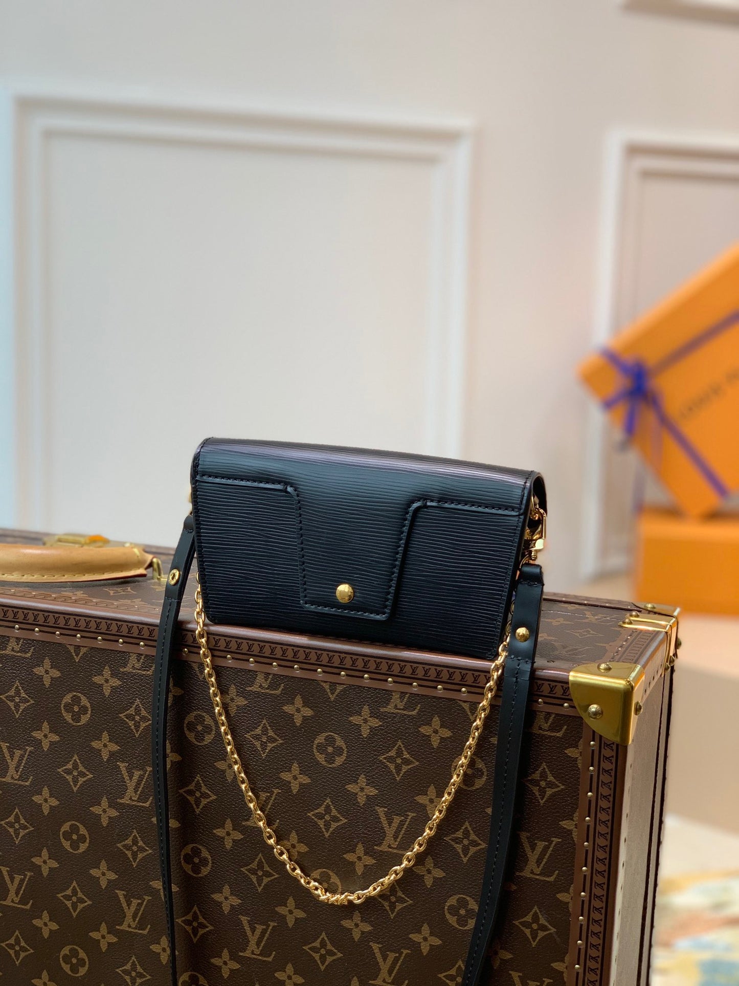 LOU PADLOCK ON STRAP BAG