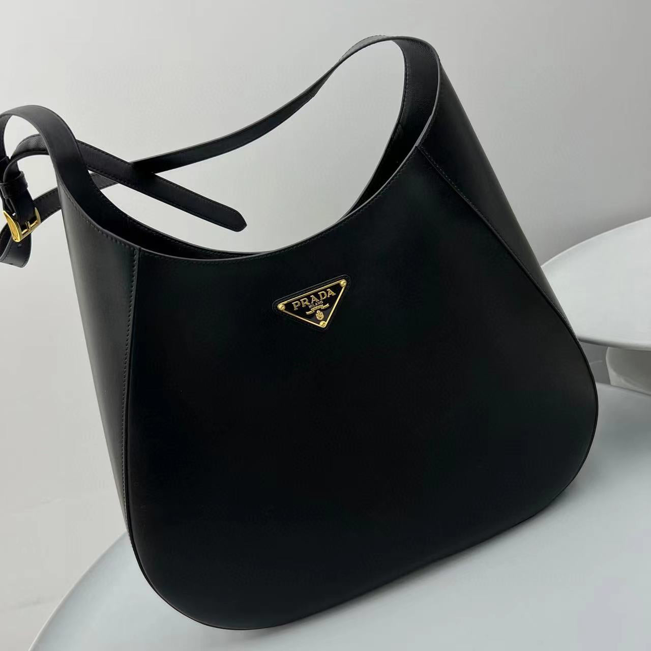 PD Large leather shoulder bag with topstitching